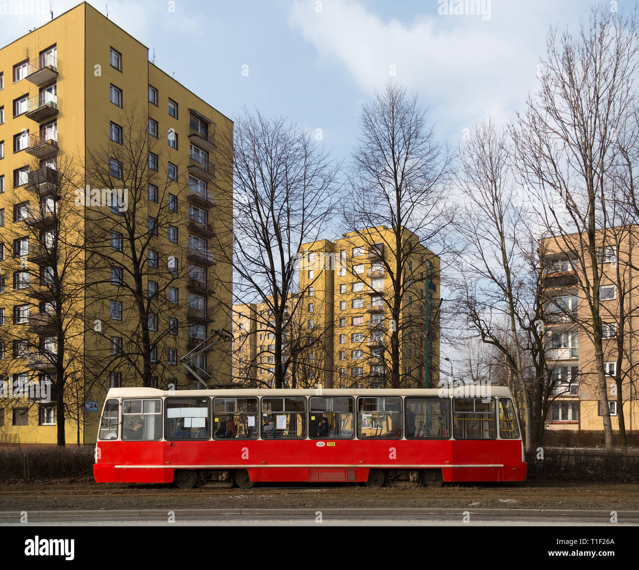 28.02.2018, Bytom Affitto, Slesia, Polonia - rosso tram davanti di edifici residenziali. 00A180228D196CAROEX.JPG [modello di rilascio: NO, la proprietà di rilascio: NO (c) Foto Stock