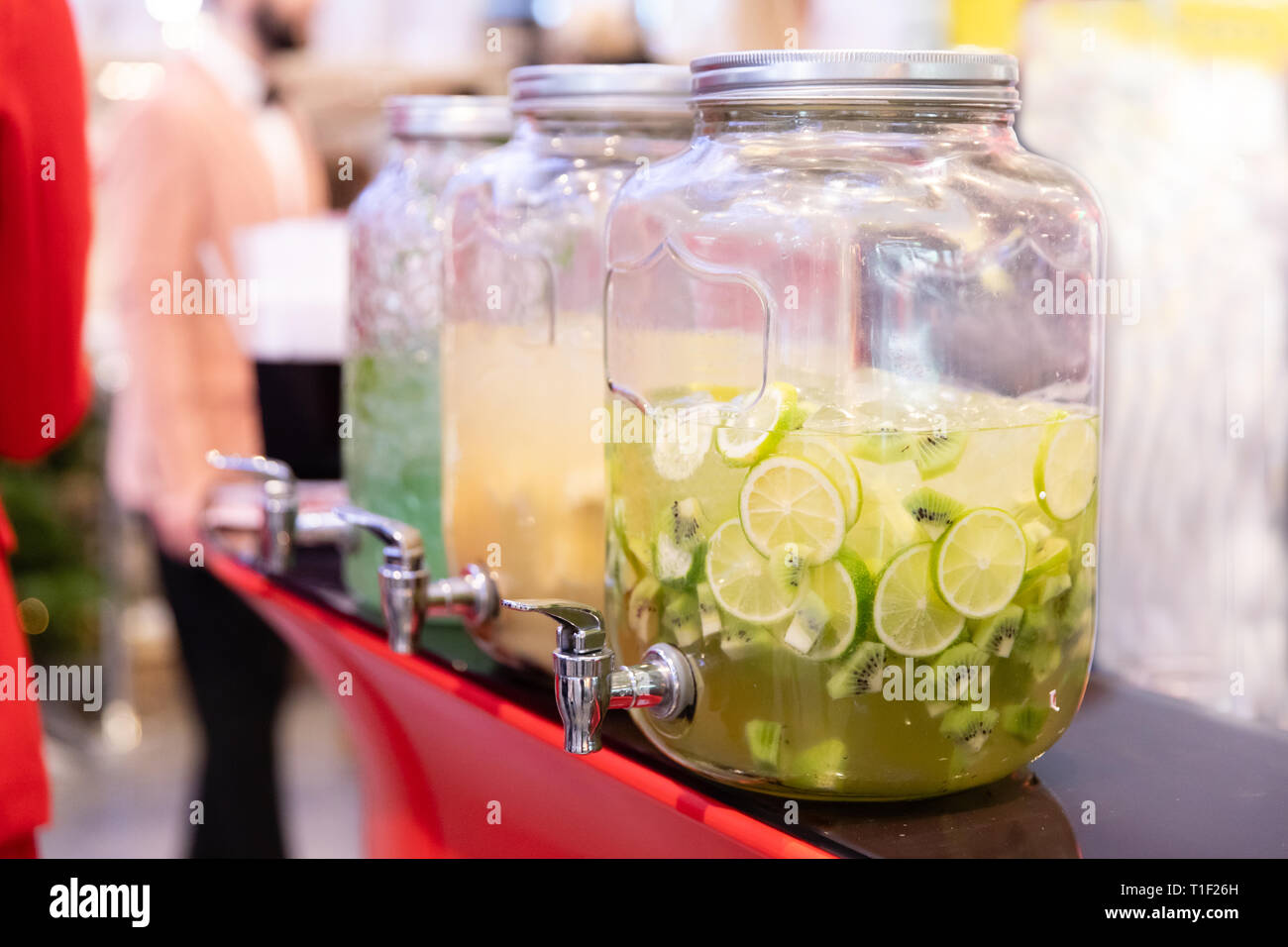 Limonata naturale con frutti in bottiglia grande Foto Stock