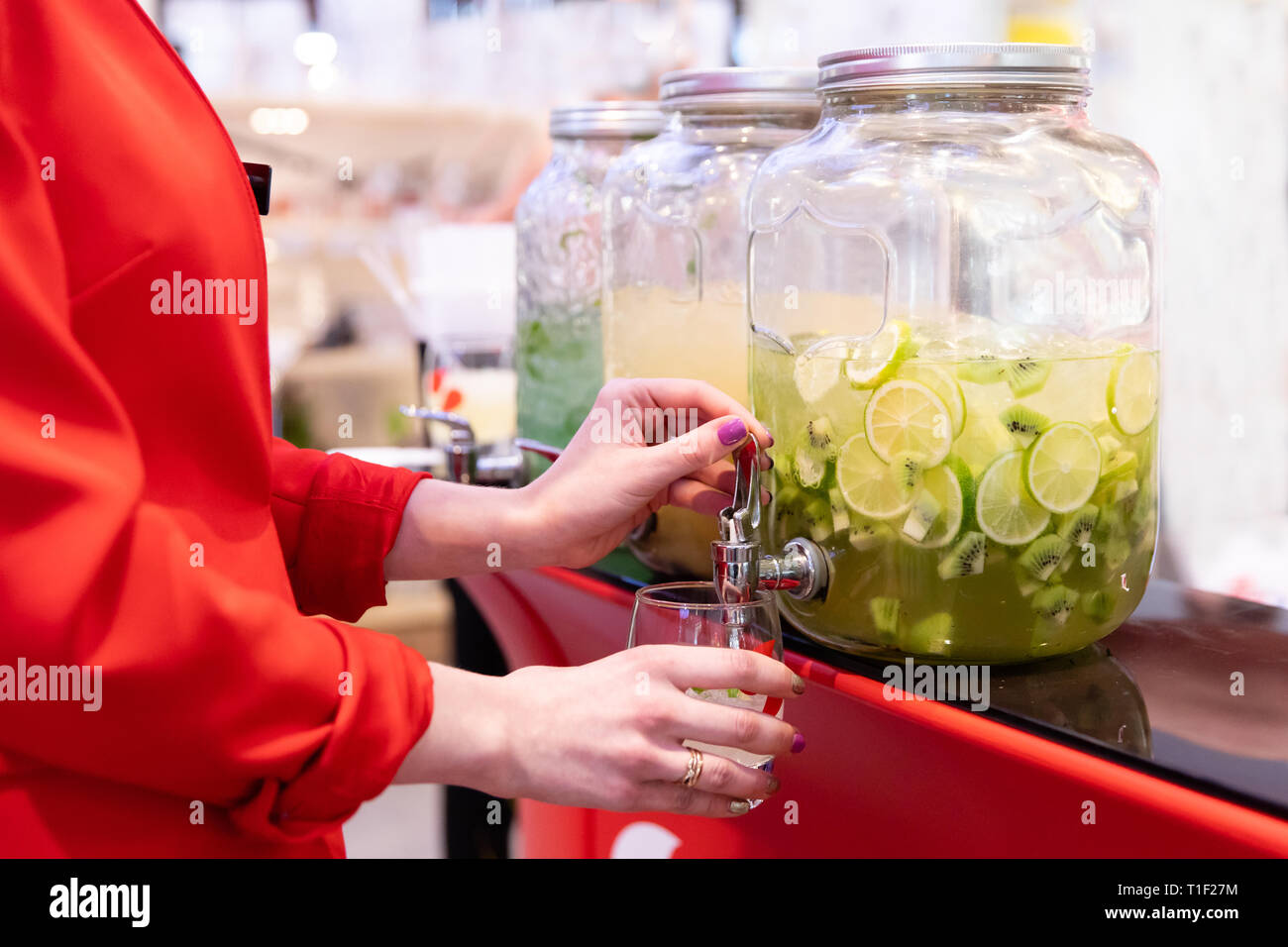 Limonata naturale con frutti in bottiglia grande Foto Stock
