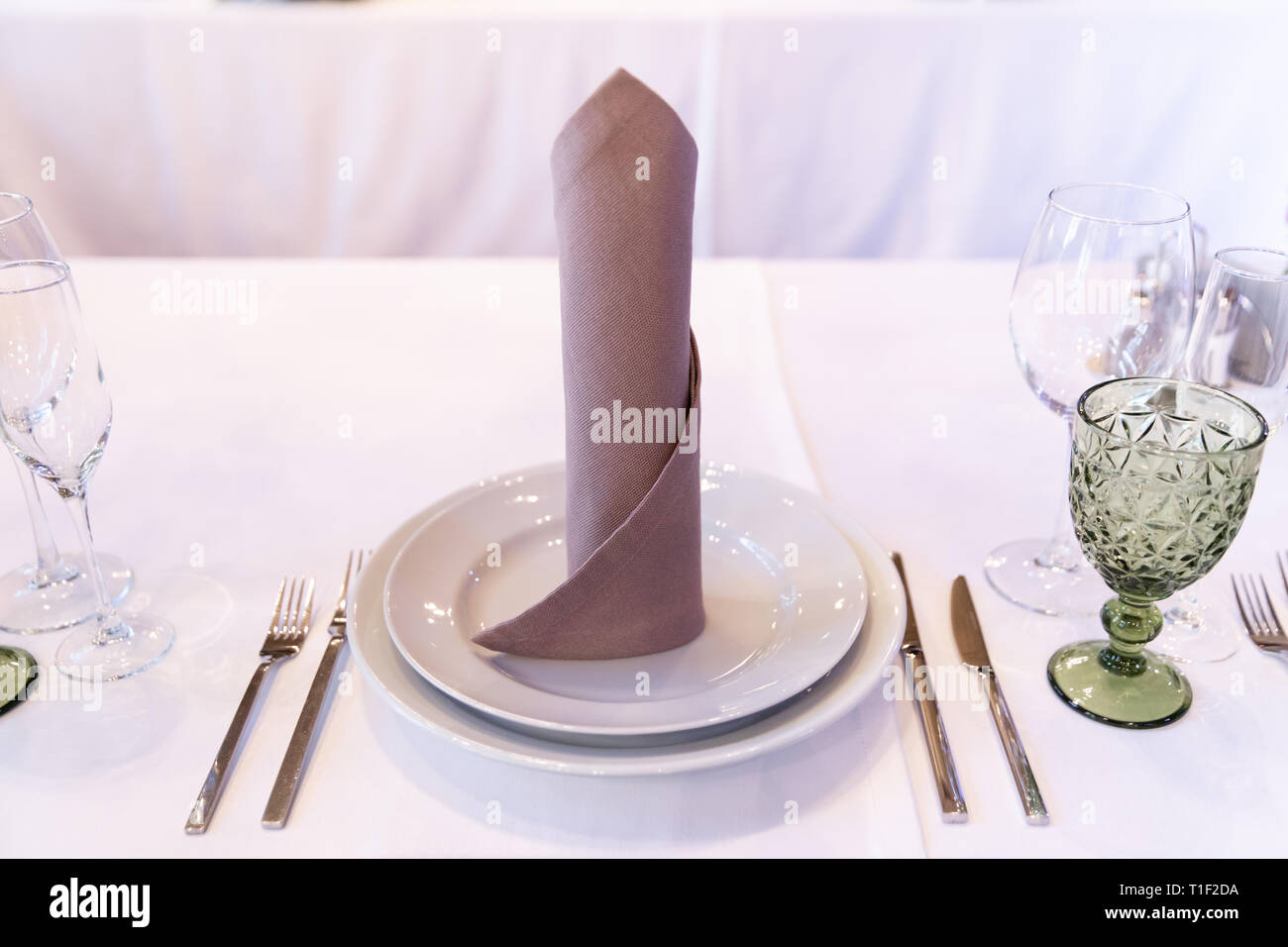 Ristorante La tabella con gli occhiali, tovaglioli e posate Foto Stock