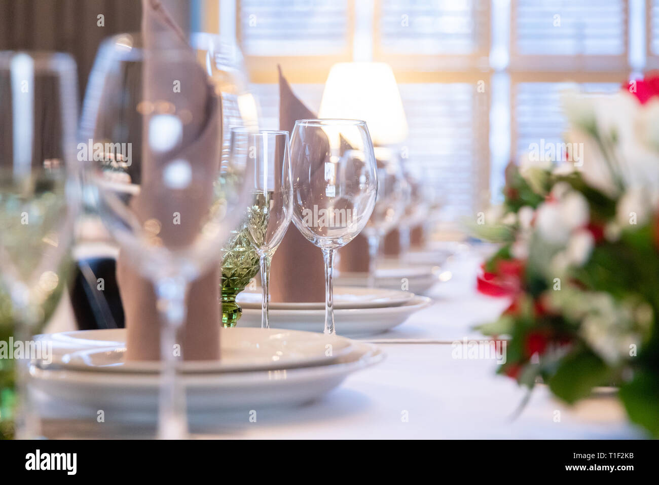 Ristorante La tabella con gli occhiali, tovaglioli e posate Foto Stock