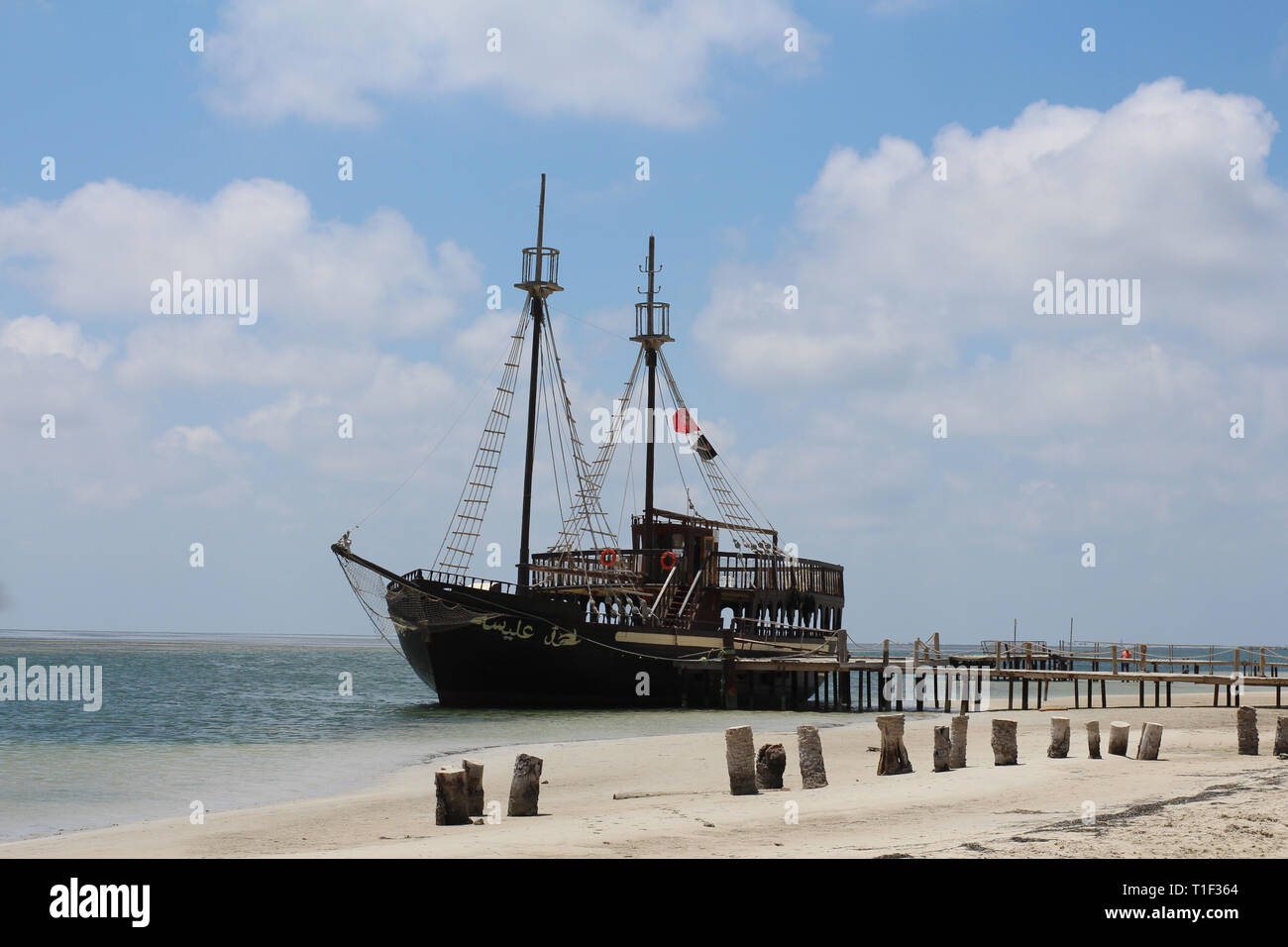 La nave dei pirati sull'isola di Djerba, Tunisia. Turista nave pirata per intrattenere gli ospiti dell'isola. Isola di Djerba. La Tunisia. Il Nord Africa. Foto Stock