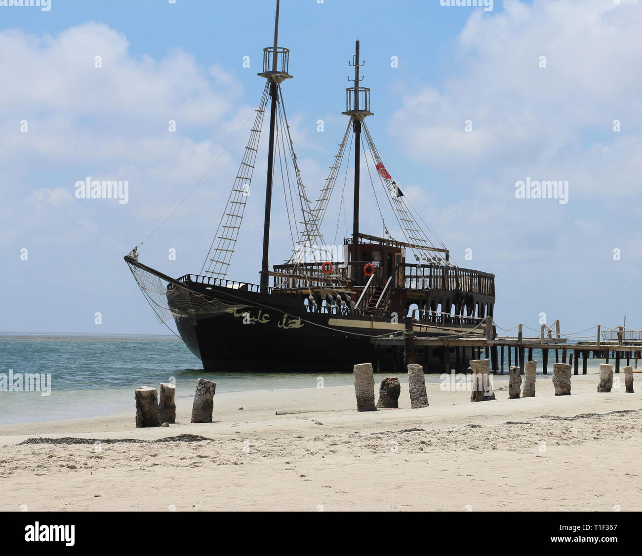 La nave dei pirati sull'isola di Djerba, Tunisia. Turista nave pirata per intrattenere gli ospiti dell'isola. Isola di Djerba. La Tunisia. Il Nord Africa. Foto Stock