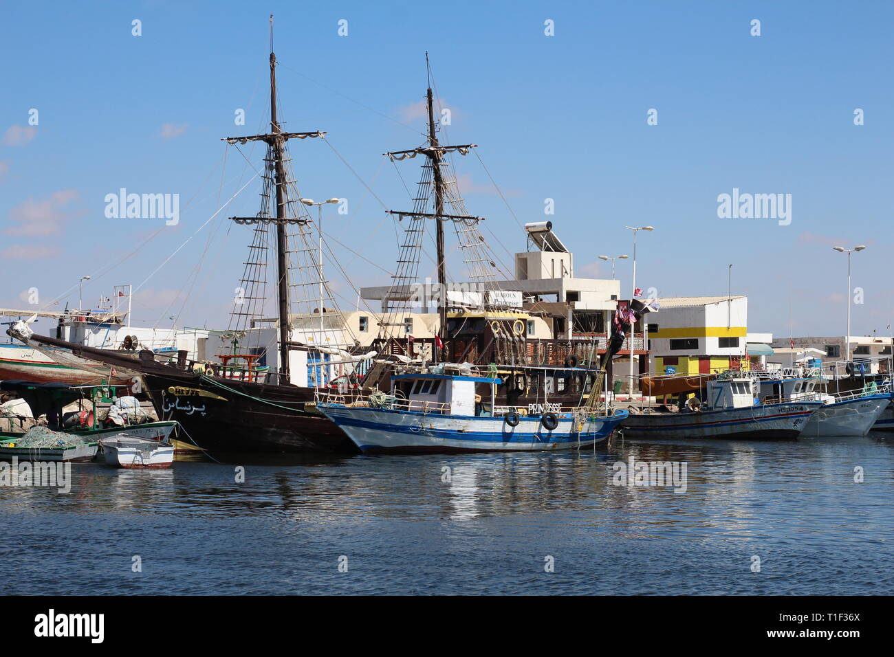 La nave dei pirati sull'isola di Djerba, Tunisia. Turista nave pirata per intrattenere gli ospiti dell'isola. Isola di Djerba. La Tunisia. Il Nord Africa. Foto Stock