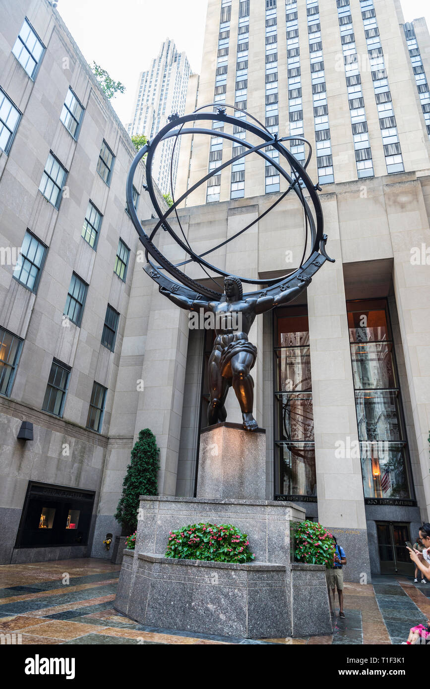 La città di New York, Stati Uniti d'America - 28 Luglio 2018: Atlas Statua in Rockefeller Center sulla Quinta Avenue (5th Avenue) con le persone intorno a Midtown Manhattan, New York Foto Stock