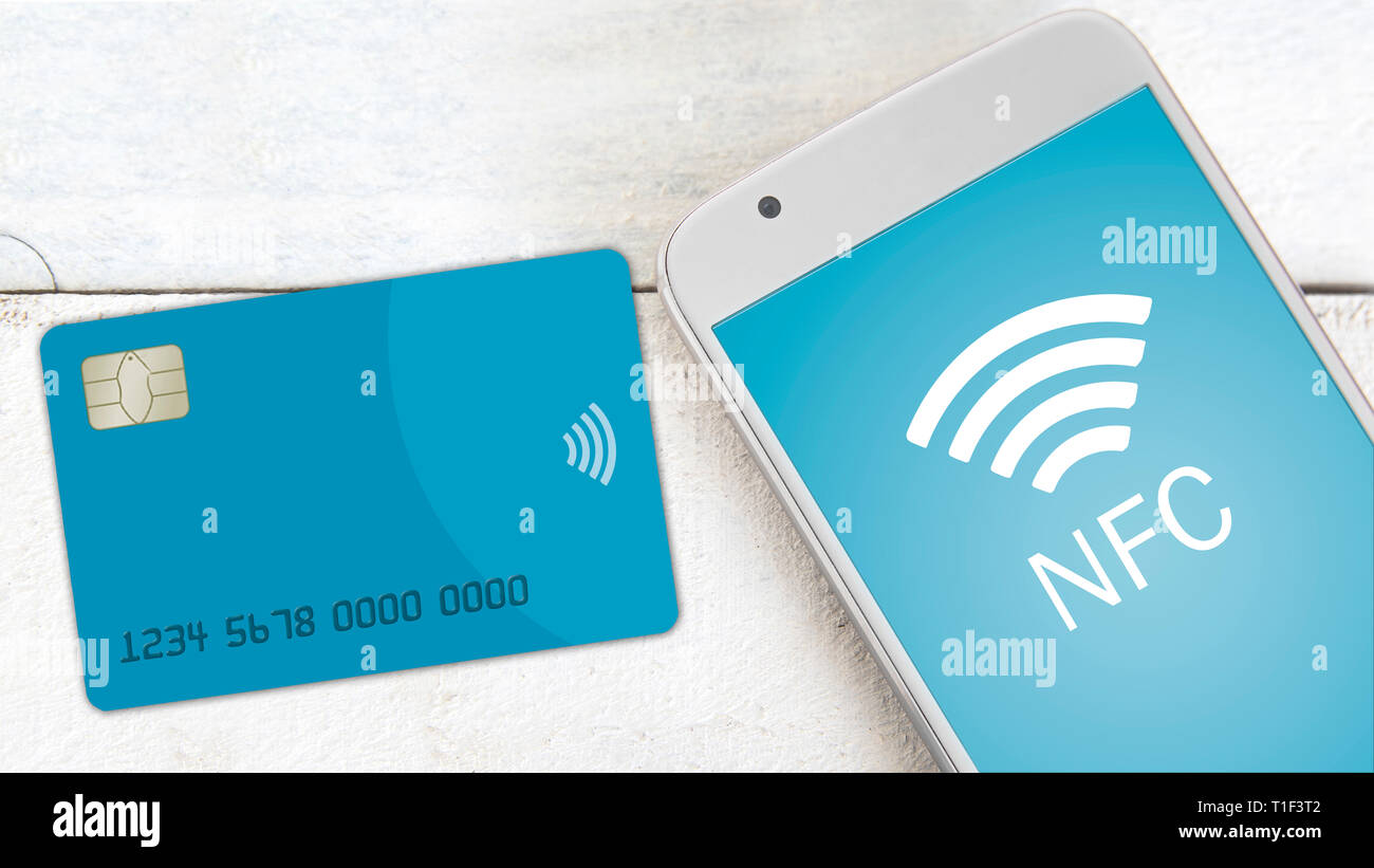 Carta di credito accanto ad un mobile per smartphone con NFC sistema di connessione per il denaro elettronico di pagamento. Mock up e svuotare lo spazio di copia per l'editor di testo. Foto Stock