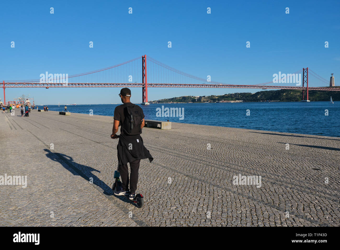 Uomo che cammina scooter elettrico immagini e fotografie stock ad alta  risoluzione - Alamy