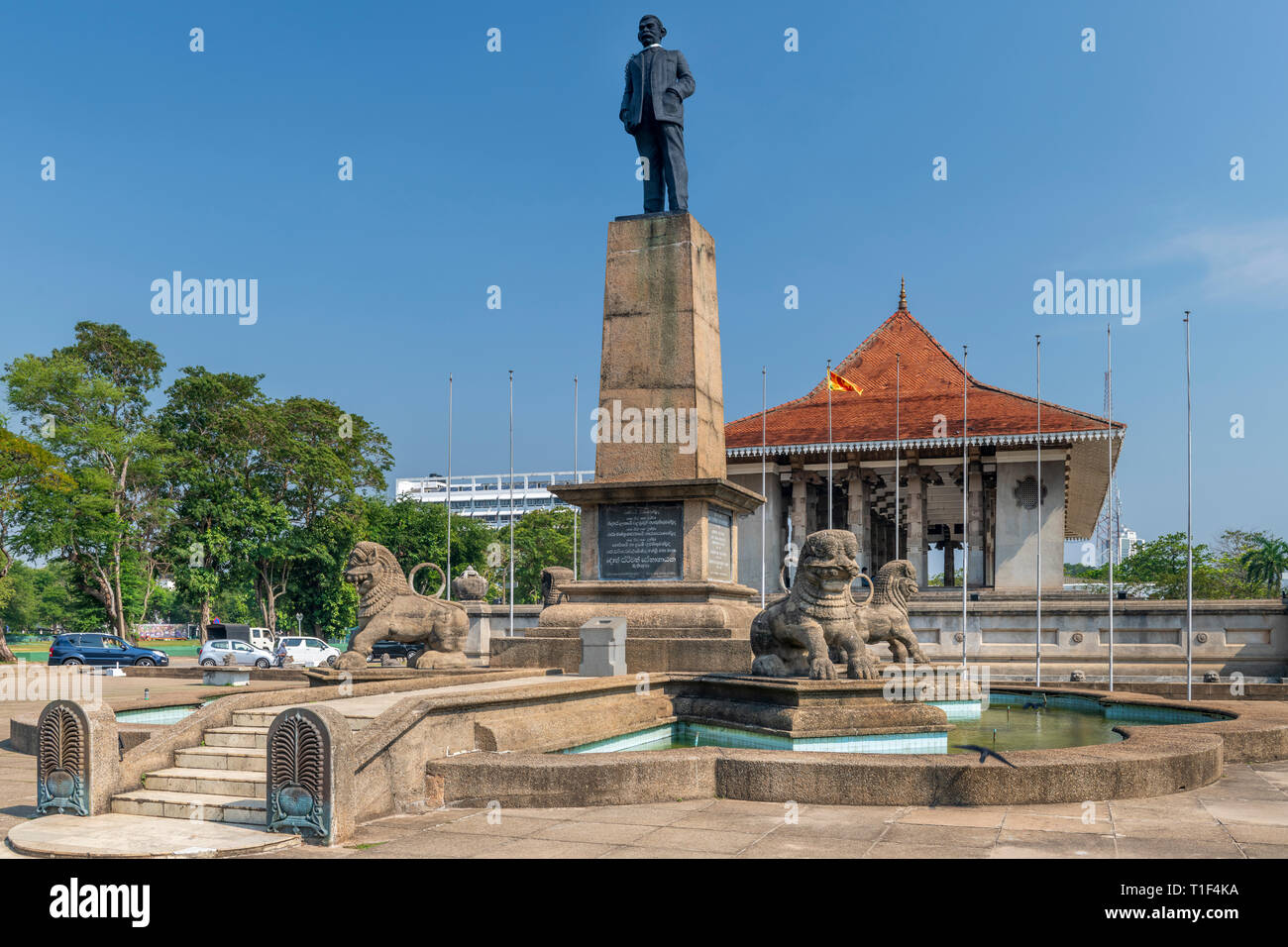 La statua di Don Senanayake sorge al di fuori dell'indipendenza Memorial Hall di Colombo, Sri Lanka. Foto Stock