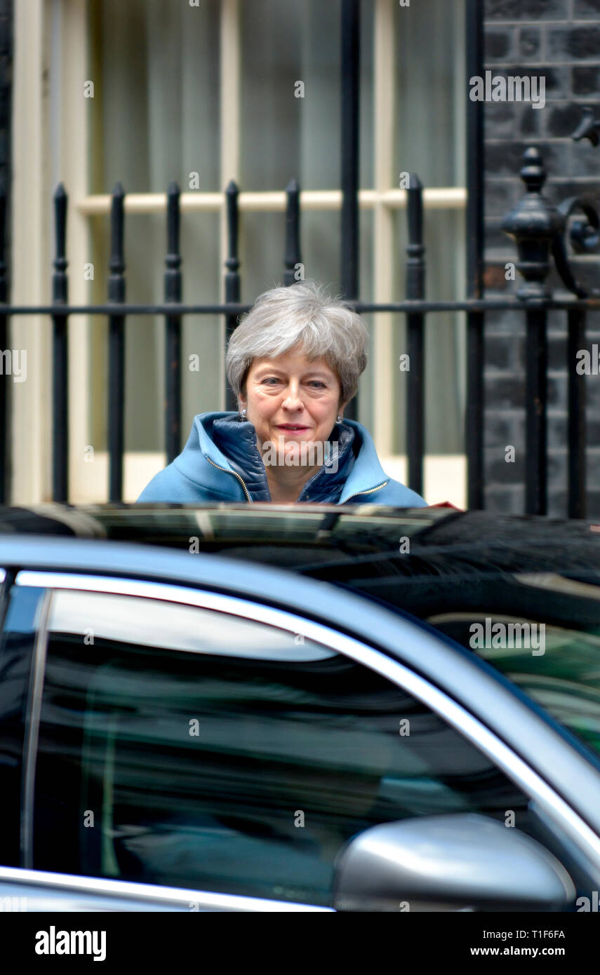 Il primo ministro Theresa Maggio lasciando 10 Downing Street dopo una riunione del gabinetto, 25 marzo 2019 Foto Stock