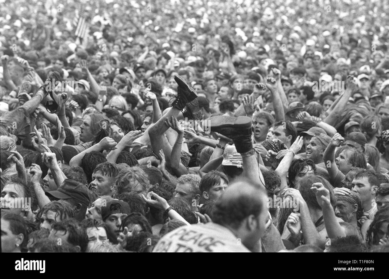 Stivali, gambe, braccia e mani sono tutti mostrati in movimento fuori nel concerto folla a Woodstock 94. Foto Stock