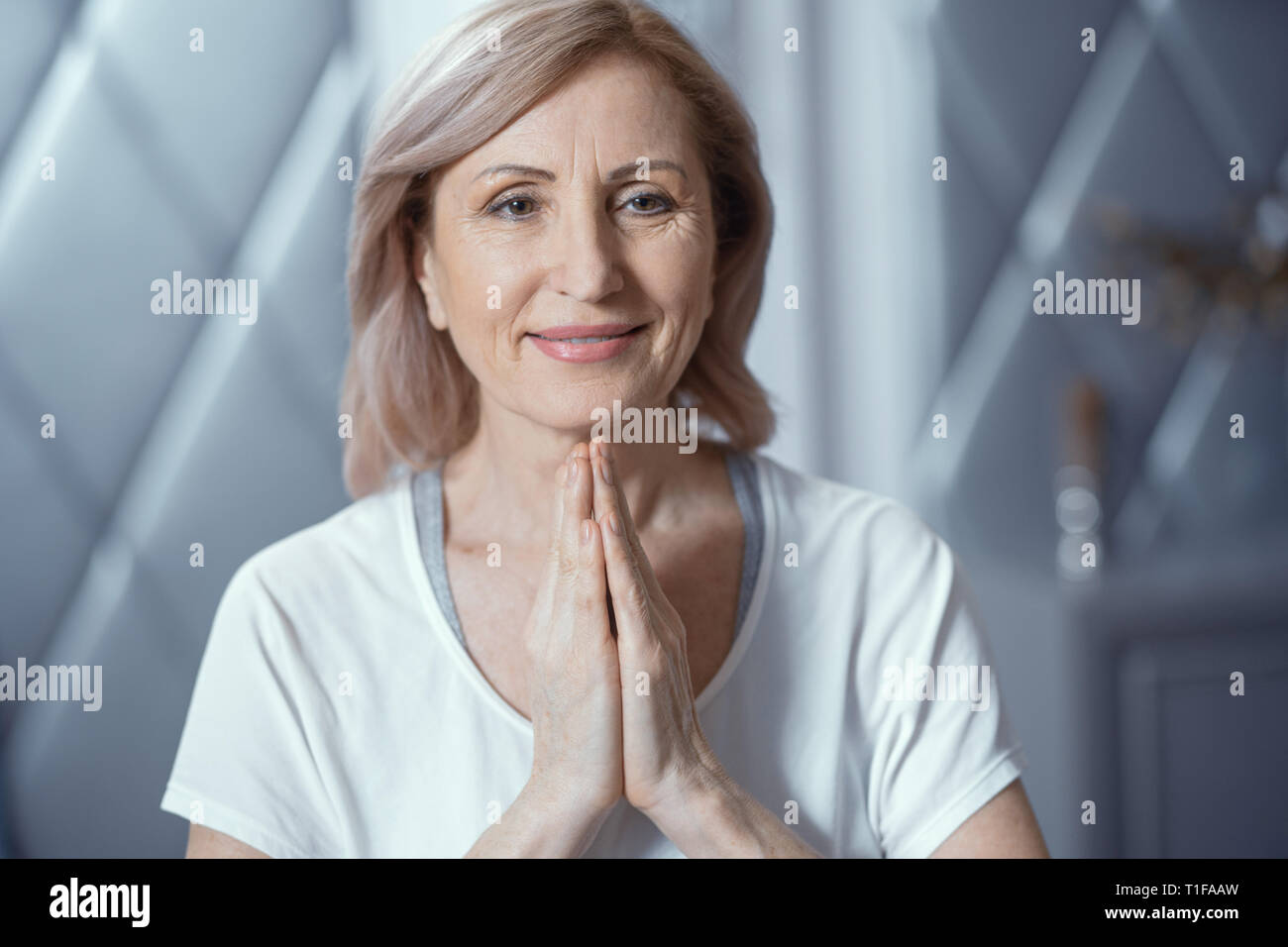 Donna di fare meditazione yoga Foto Stock