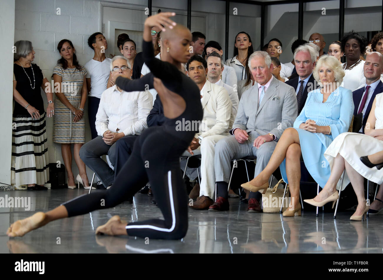 Il Principe di Galles e la duchessa di Cornovaglia, con il fondatore e direttore Carlos Acosta, guardare una performance durante una visita alla Acosta Dance Company a l'Avana, Cuba. Foto Stock