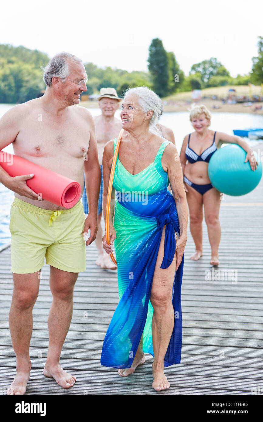 Gruppo atletico di anziani in vacanza è una passeggiata sul lago in estate Foto Stock