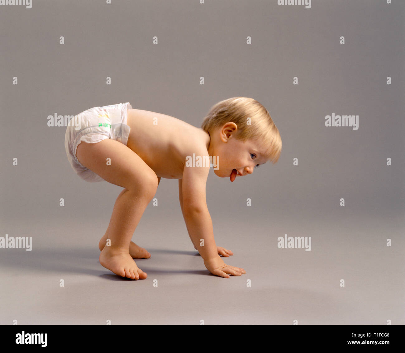 Bambino tenendo primi passi. Foto Stock