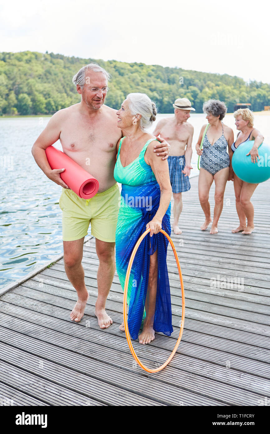 Gruppo attivo di anziani facendo una passeggiata sul lago in vacanza estiva Foto Stock