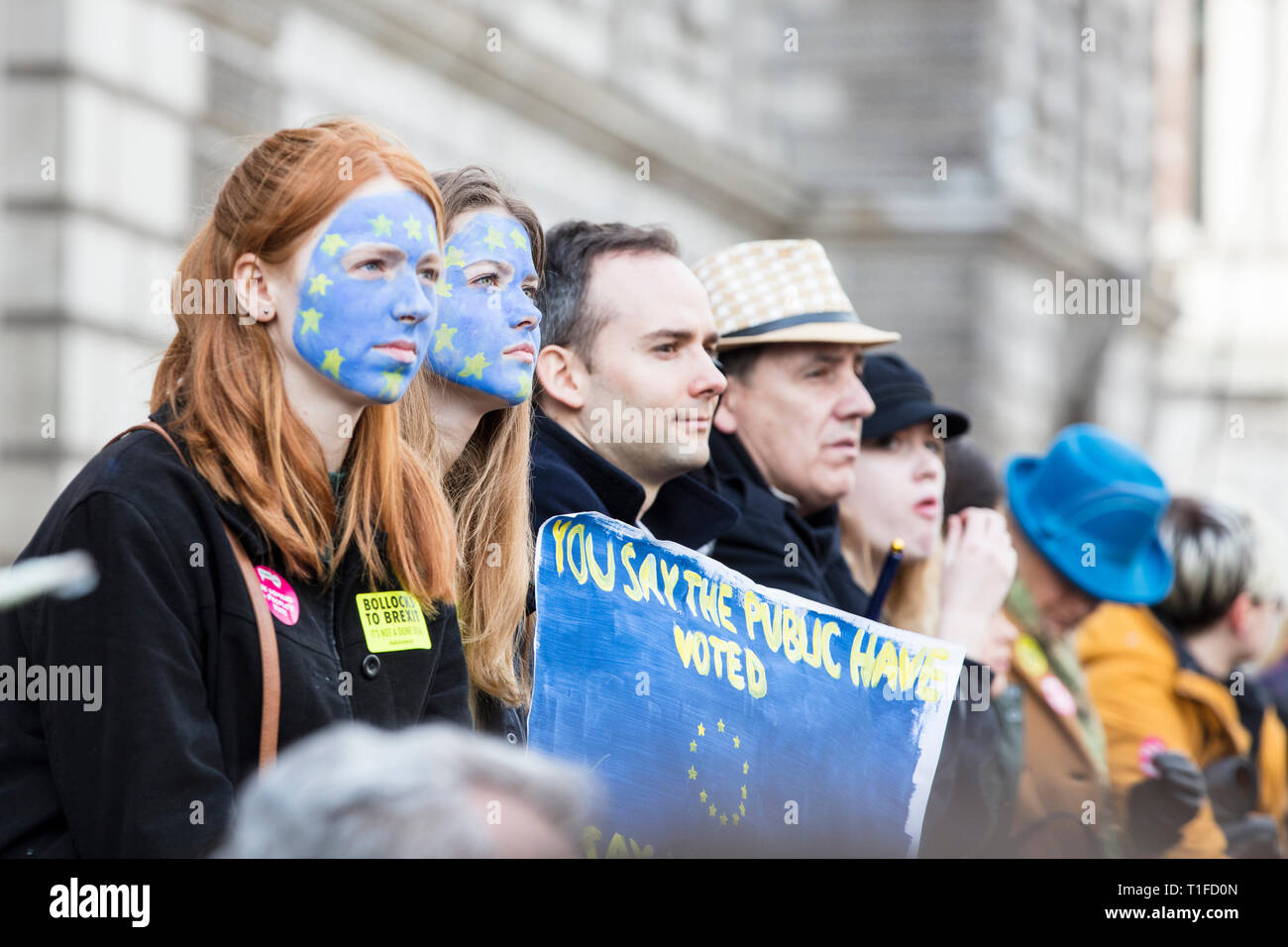 LONDON, Regno Unito - 23 Marzo 2019: Persone con la bandiera dell'Unione europea volto a vernice anti Brexit marzo Foto Stock