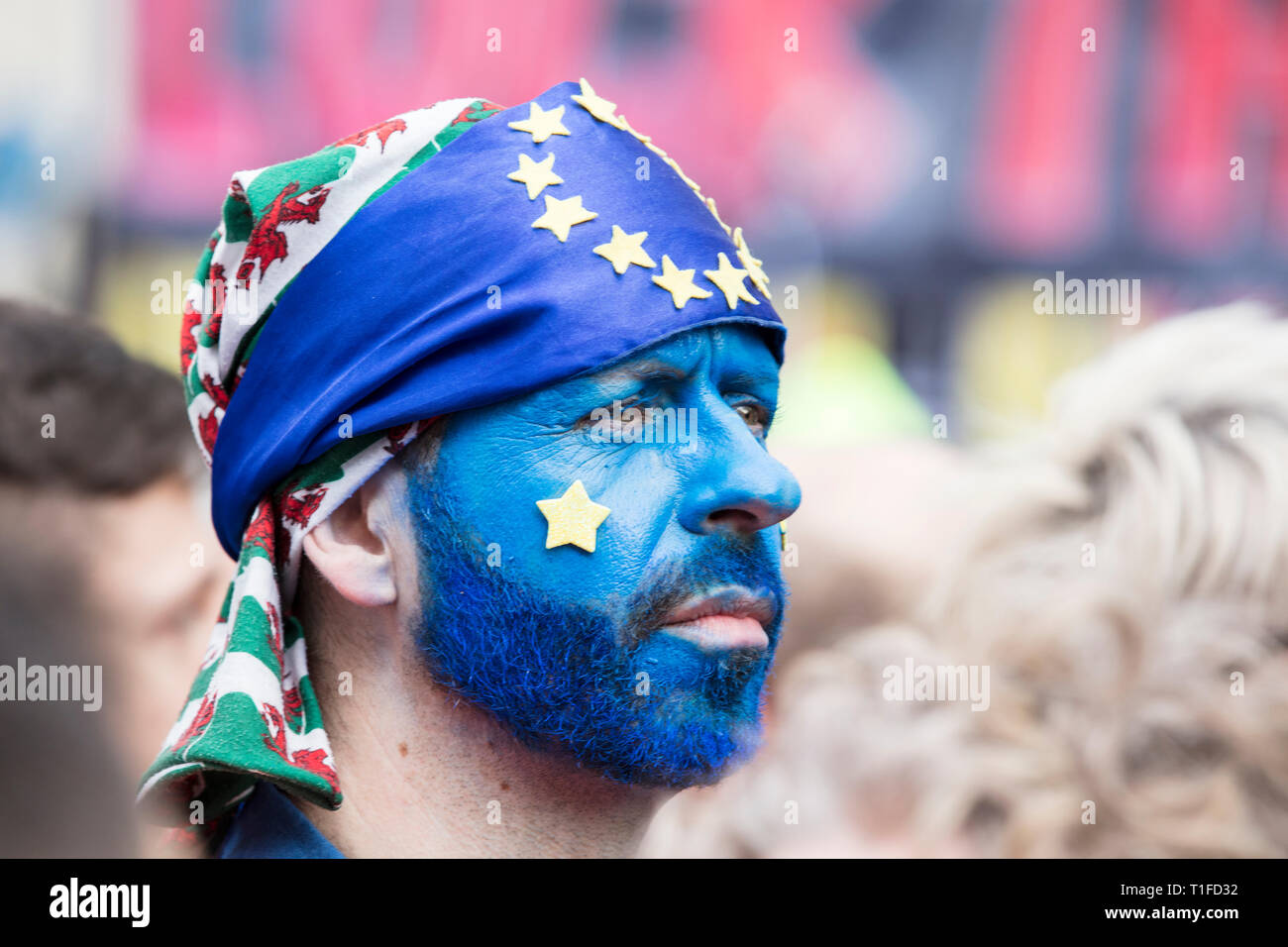 LONDON, Regno Unito - 23 Marzo 2019: Persone con la bandiera dell'Unione europea volto a vernice anti Brexit marzo Foto Stock