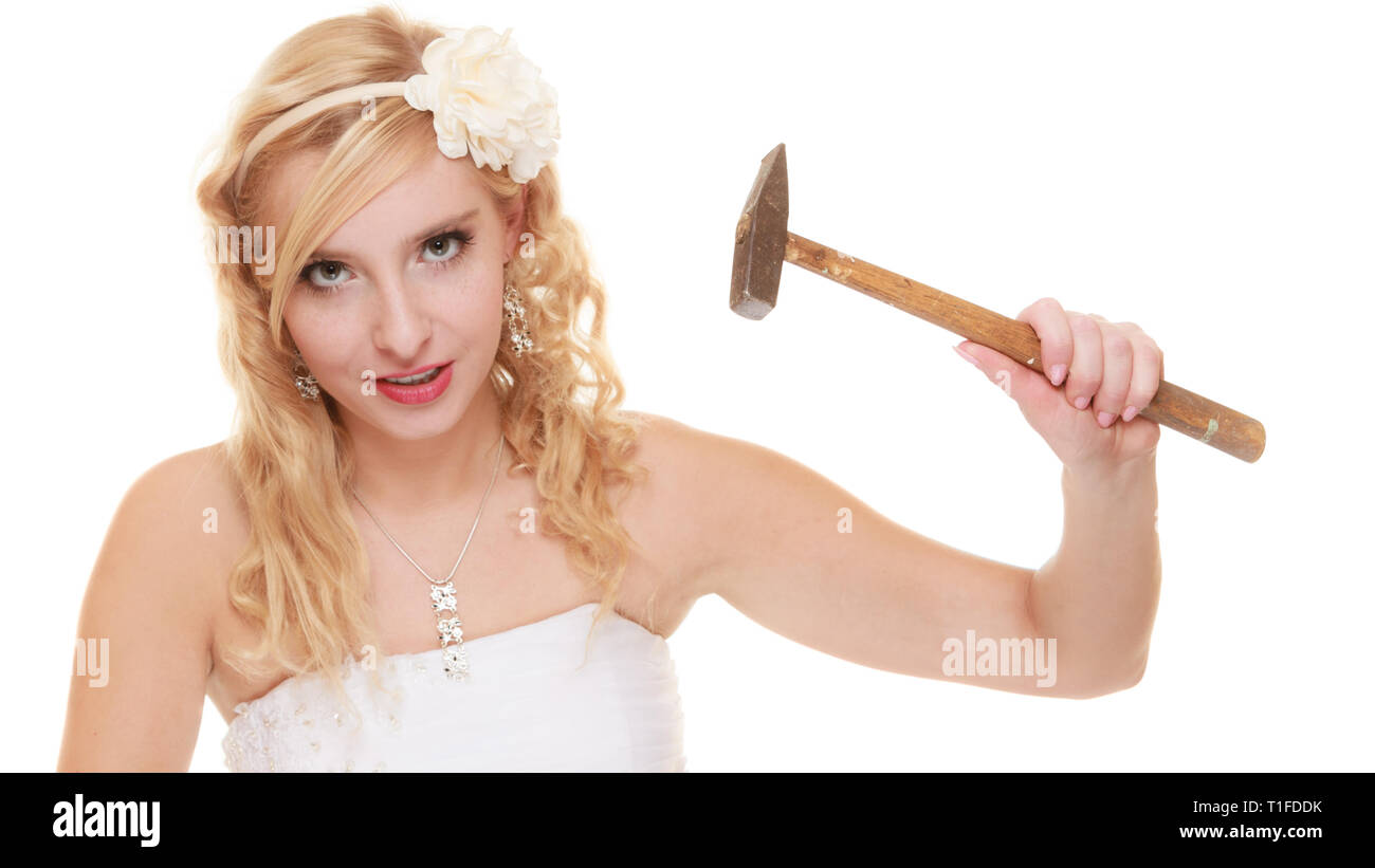 Risparmiare denaro, matrimonio e ad alto costo di nozze concetto. Funny donna sposa con martello in procinto di smash salvadanaio isolato su bianco Foto Stock
