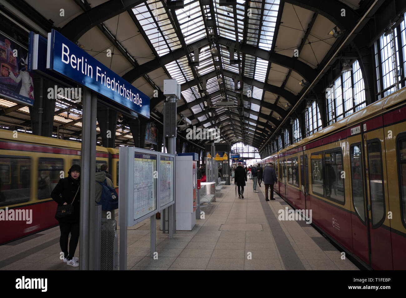 All'interno della Friedrichstrasse stazione ferroviaria a Berlino Germania Foto Stock