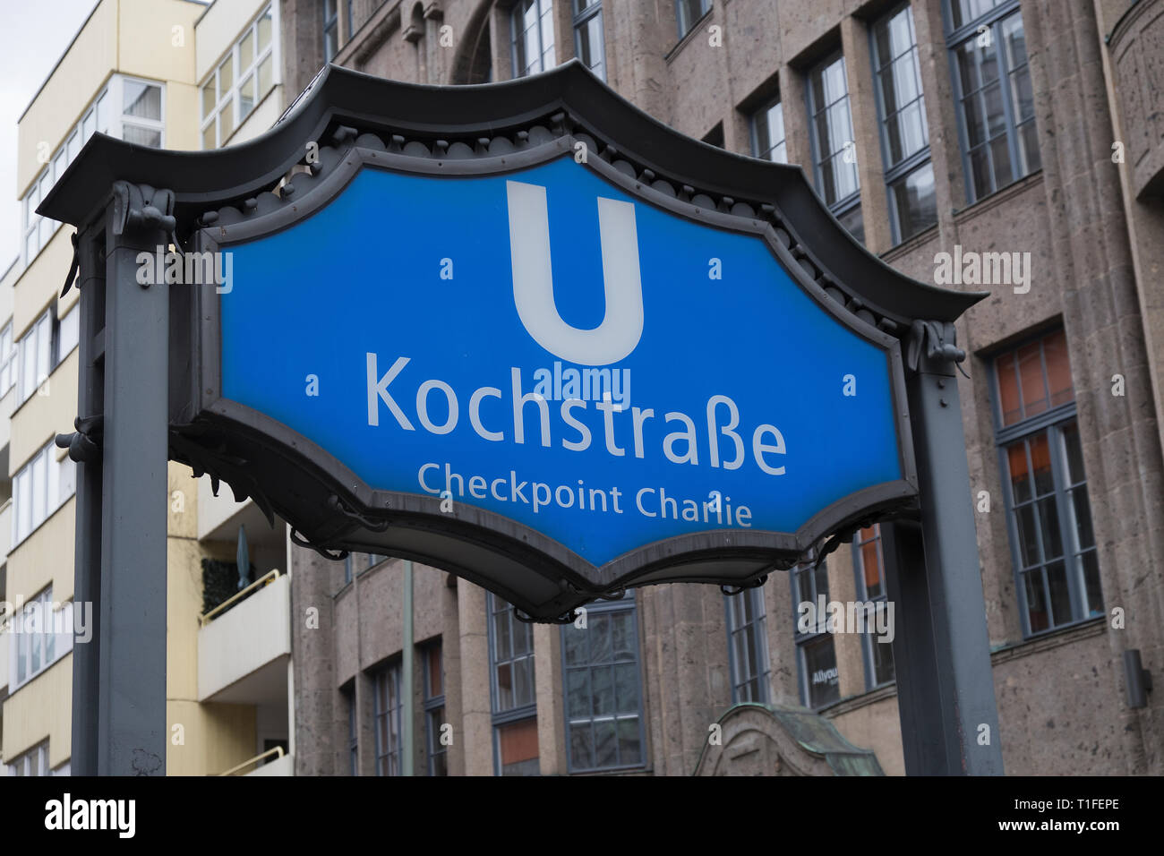 Segno della metropolitana al Checkpoint Charlie Berlino Germania Foto Stock
