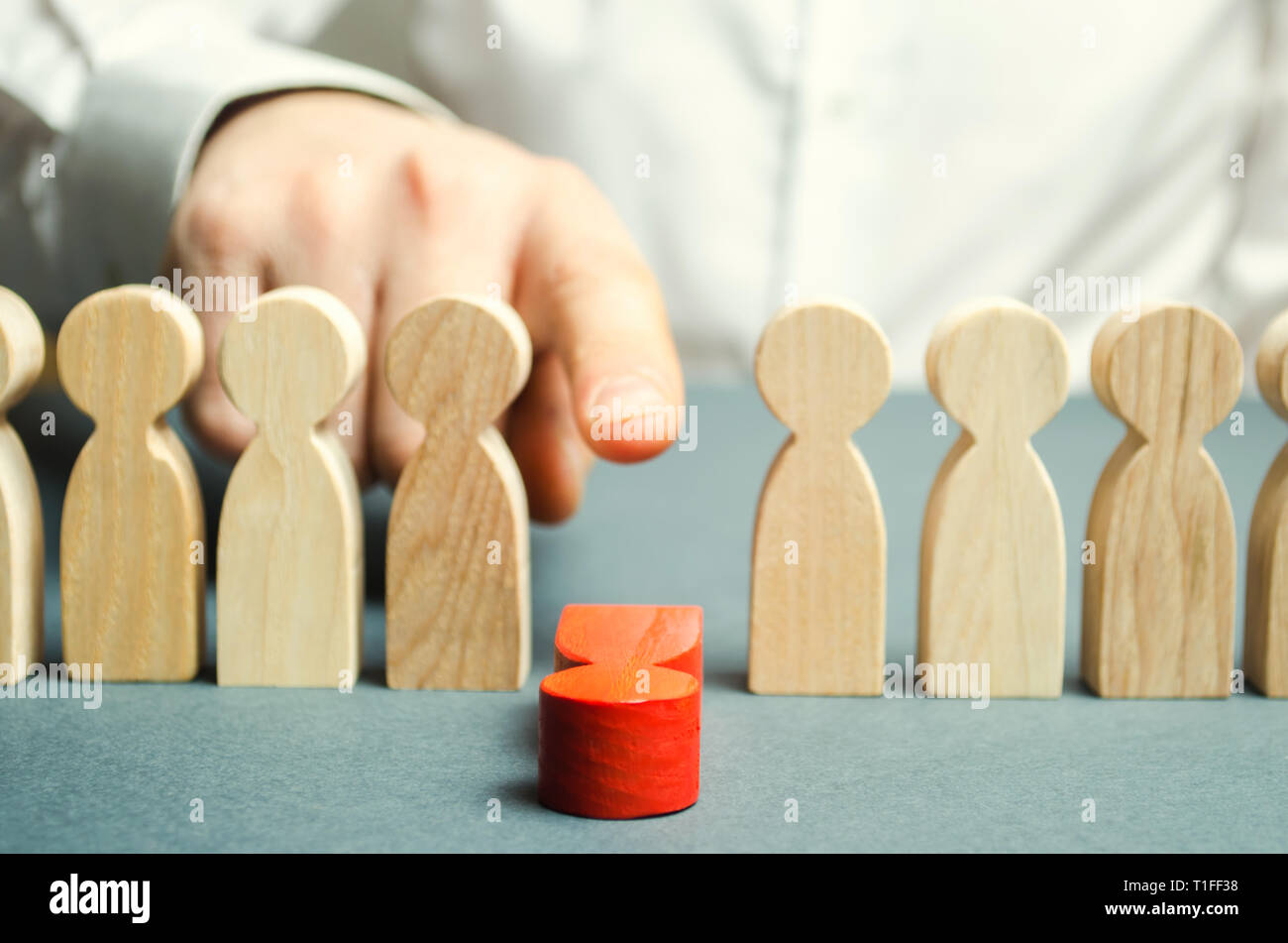 Il boss chiude il dipendente dal team. Gestione del personale. Cattivo lavoratore. Retrocessione. Collegamento debole. Gestione dei Team concetto. Dimissioni. Mano maschio Foto Stock