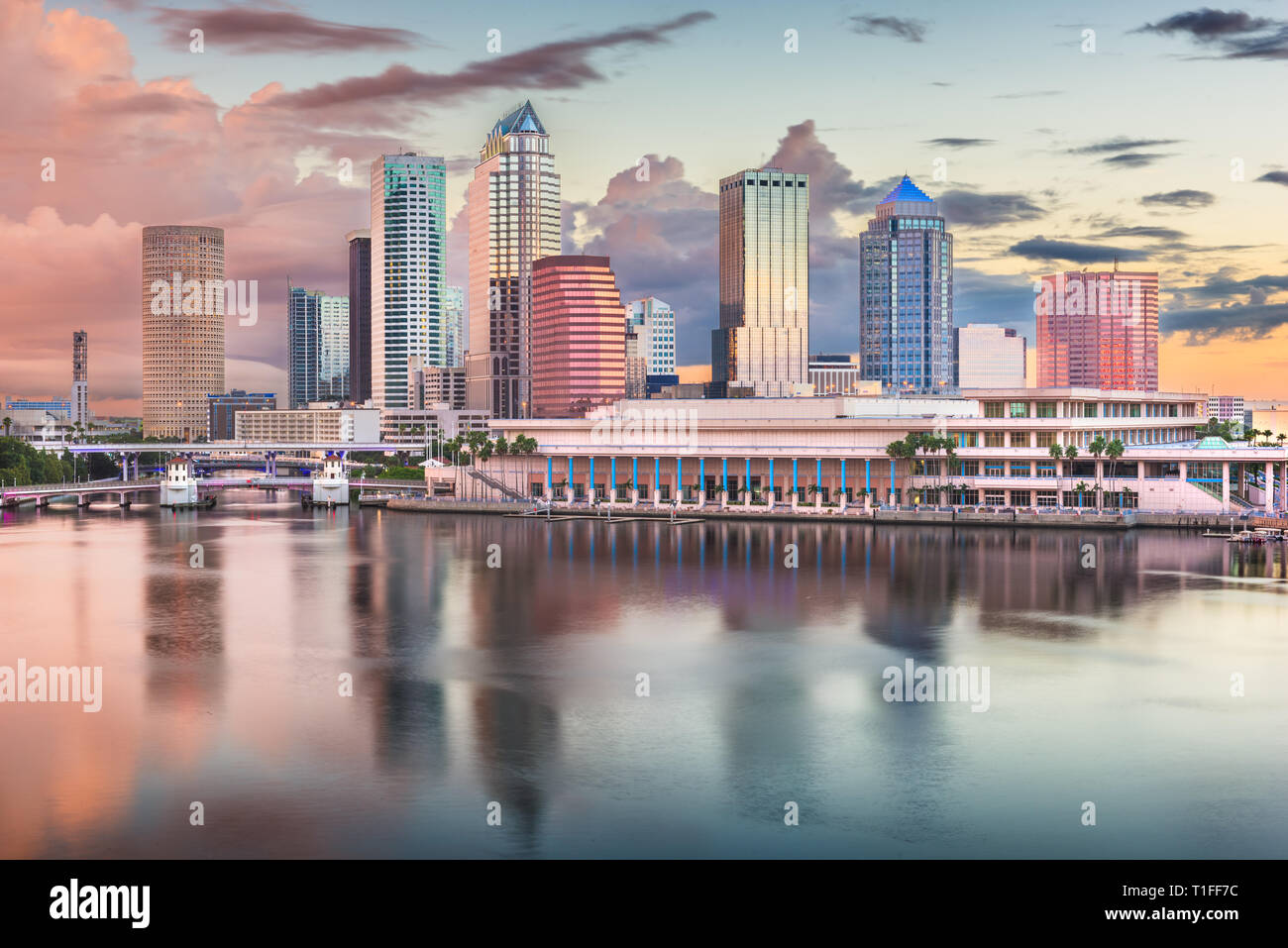 Tampa, Florida, Stati Uniti d'America skyline del centro della baia all'alba. Foto Stock