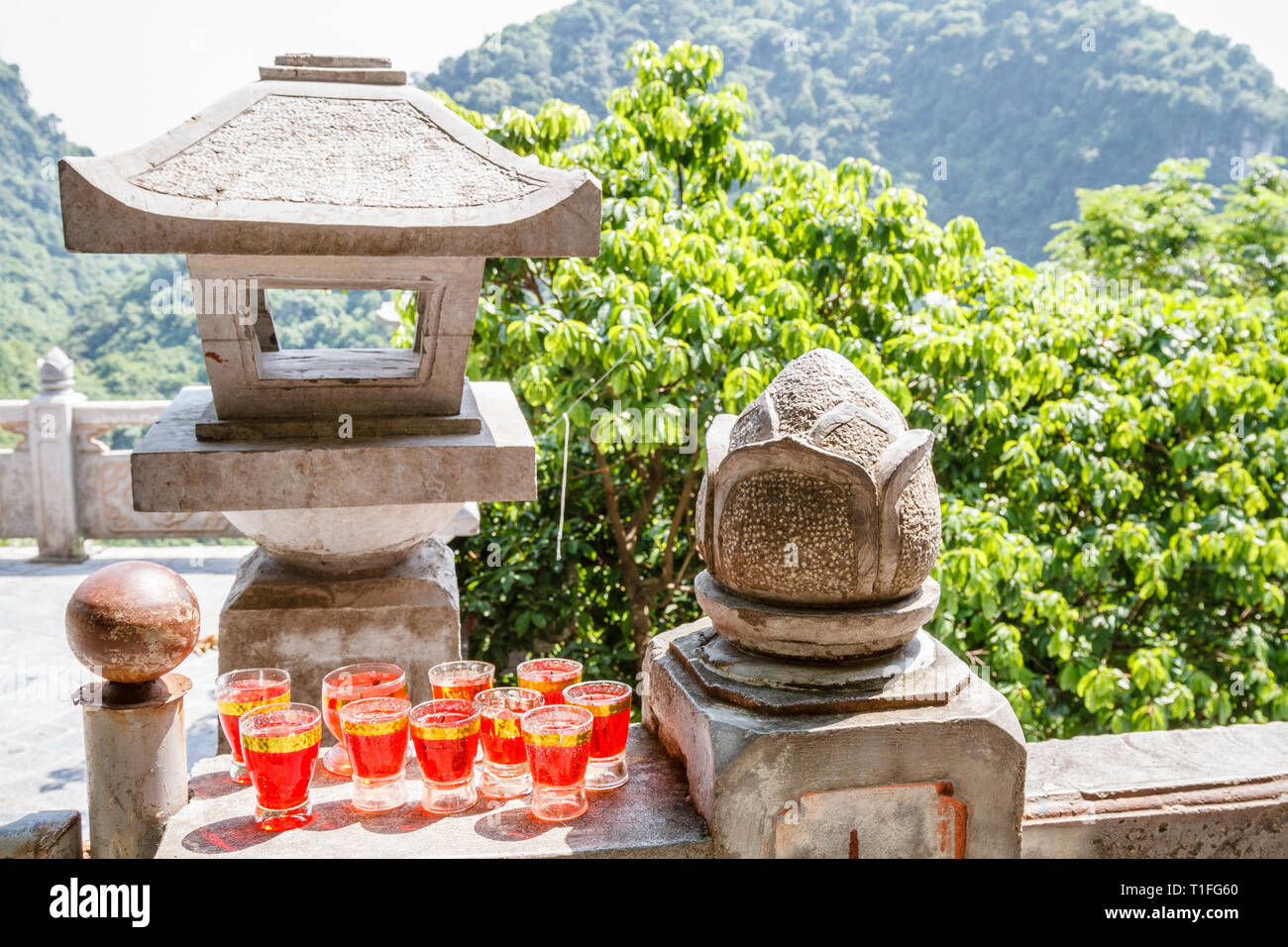 Candele ad Huong Pagoda o profumo Pagoda, My Duc distretto, Vietnam. Foto Stock