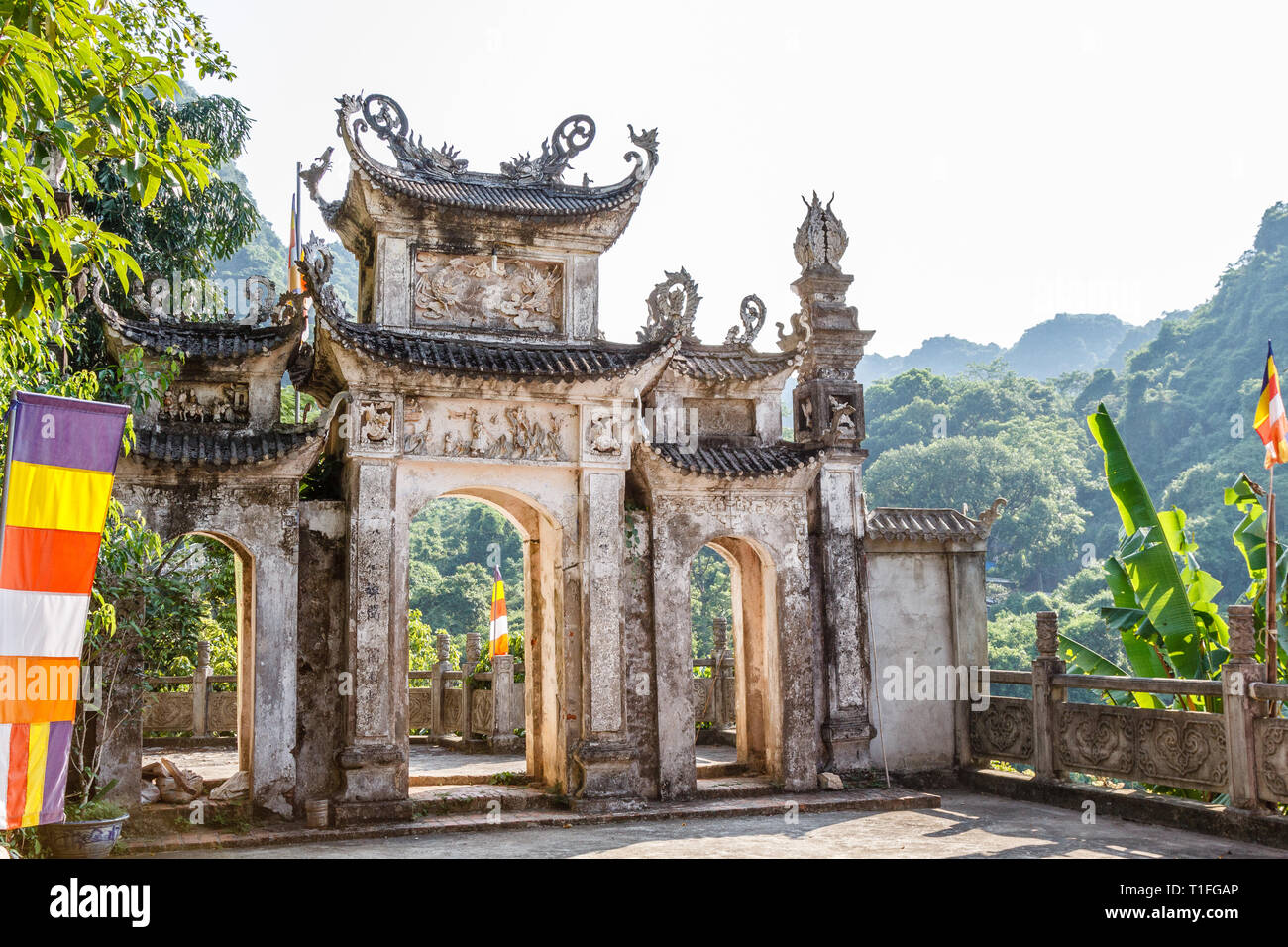 Tempio buddista a Huong Pagoda o profumo Pagoda, My Duc distretto, Vietnam. Foto Stock