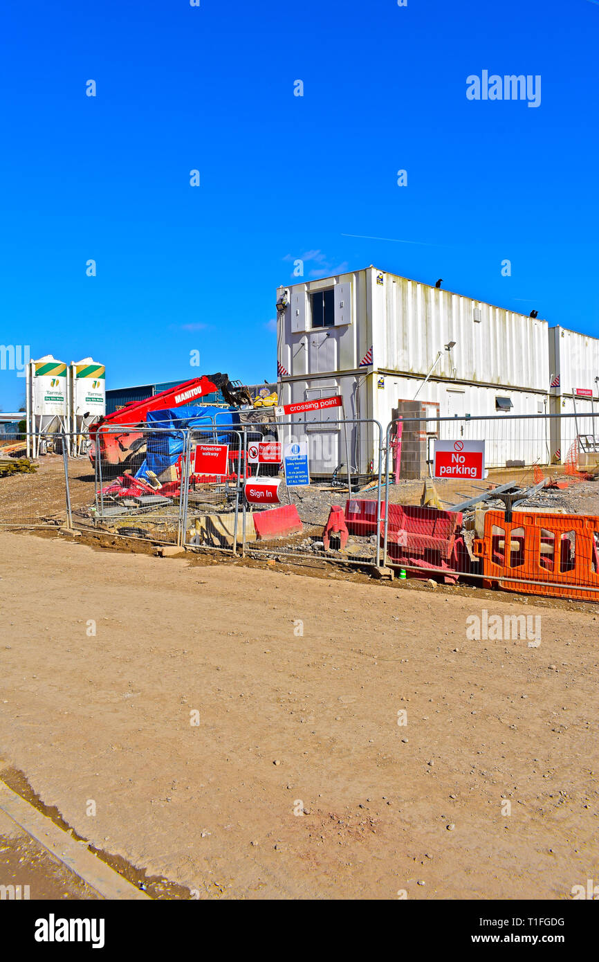 Edificio sito in costruzione per nuove case Persimmon a Bridgend, S.Galles. Contenitore sicuro composto di storage. Foto Stock