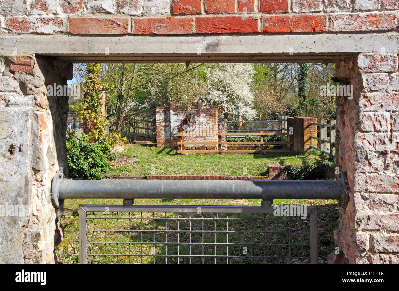 Una vista lungo la sezione inferiore rimane dell'ex mulino sul fiume Bure a Guildford, Norfolk, Inghilterra, Regno Unito, Europa. Foto Stock