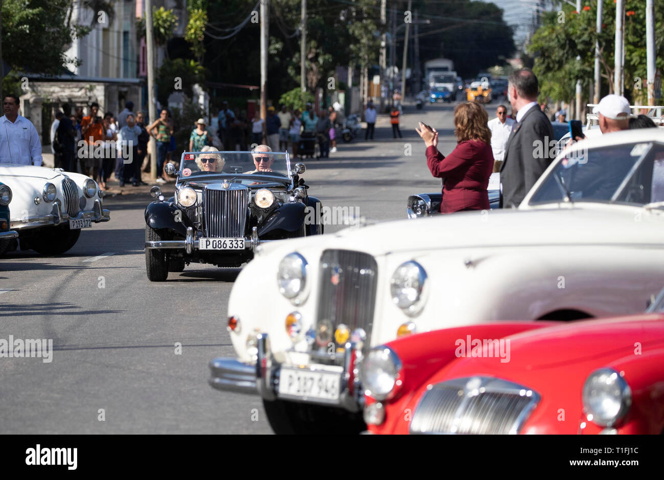 Il Principe di Galles e la duchessa di Cornovaglia ride in un MG TD sportscar dal 1953 come essi arrivano a British Classic Car evento in Havana, Cuba, che è parte di un viaggio storico che celebra i legami culturali tra il Regno Unito e la stato comunista. Foto Stock