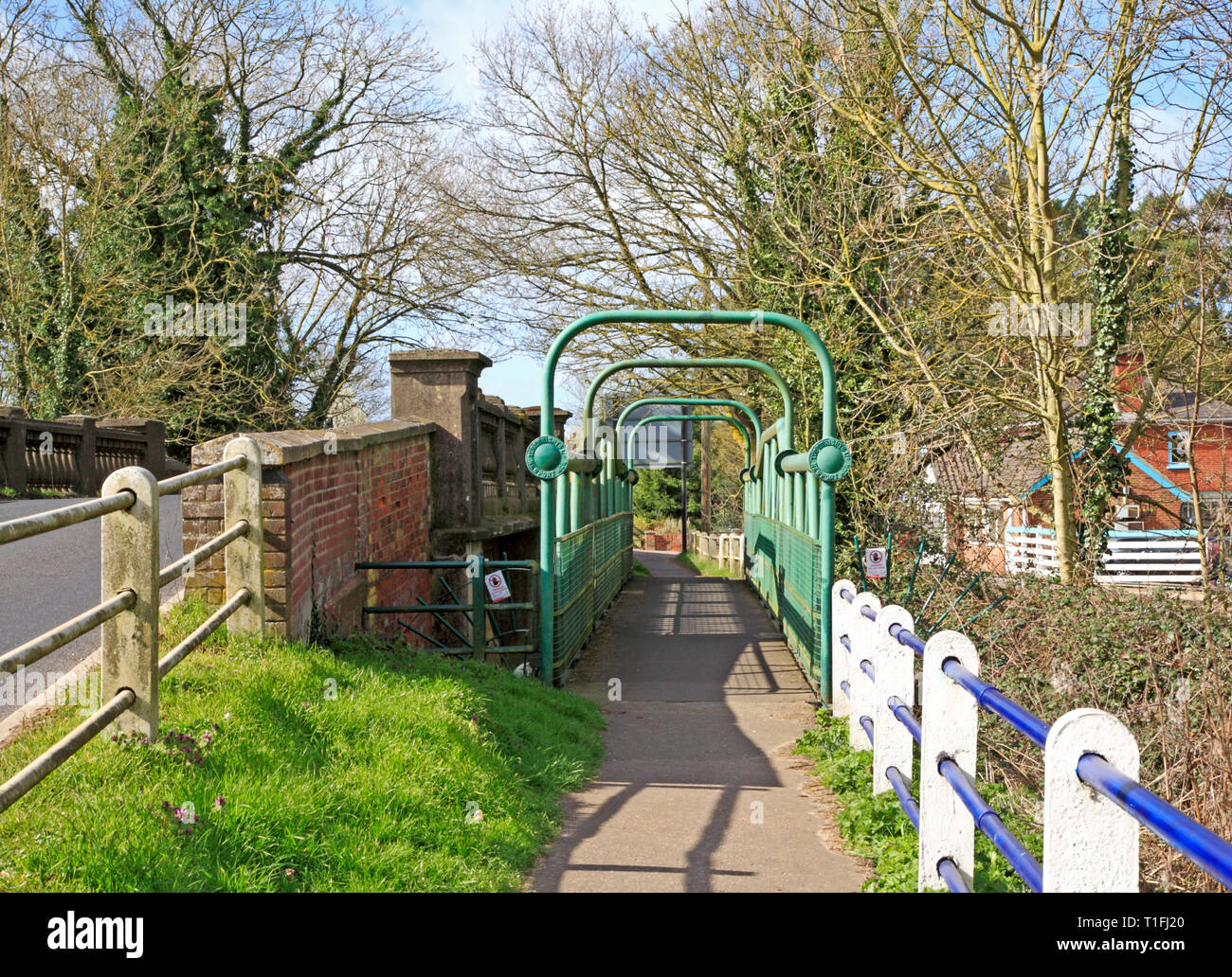 Una passerella pedonale dal lato del B1150 strada che attraversa il fiume Bure a Coltishall, Norfolk, Inghilterra, Regno Unito, Europa. Foto Stock