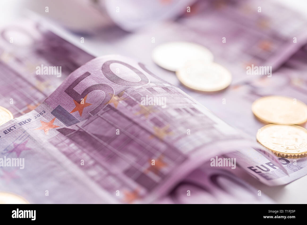 Close-up houndred cinque banconote in euro monete Denaro e valuta Foto Stock