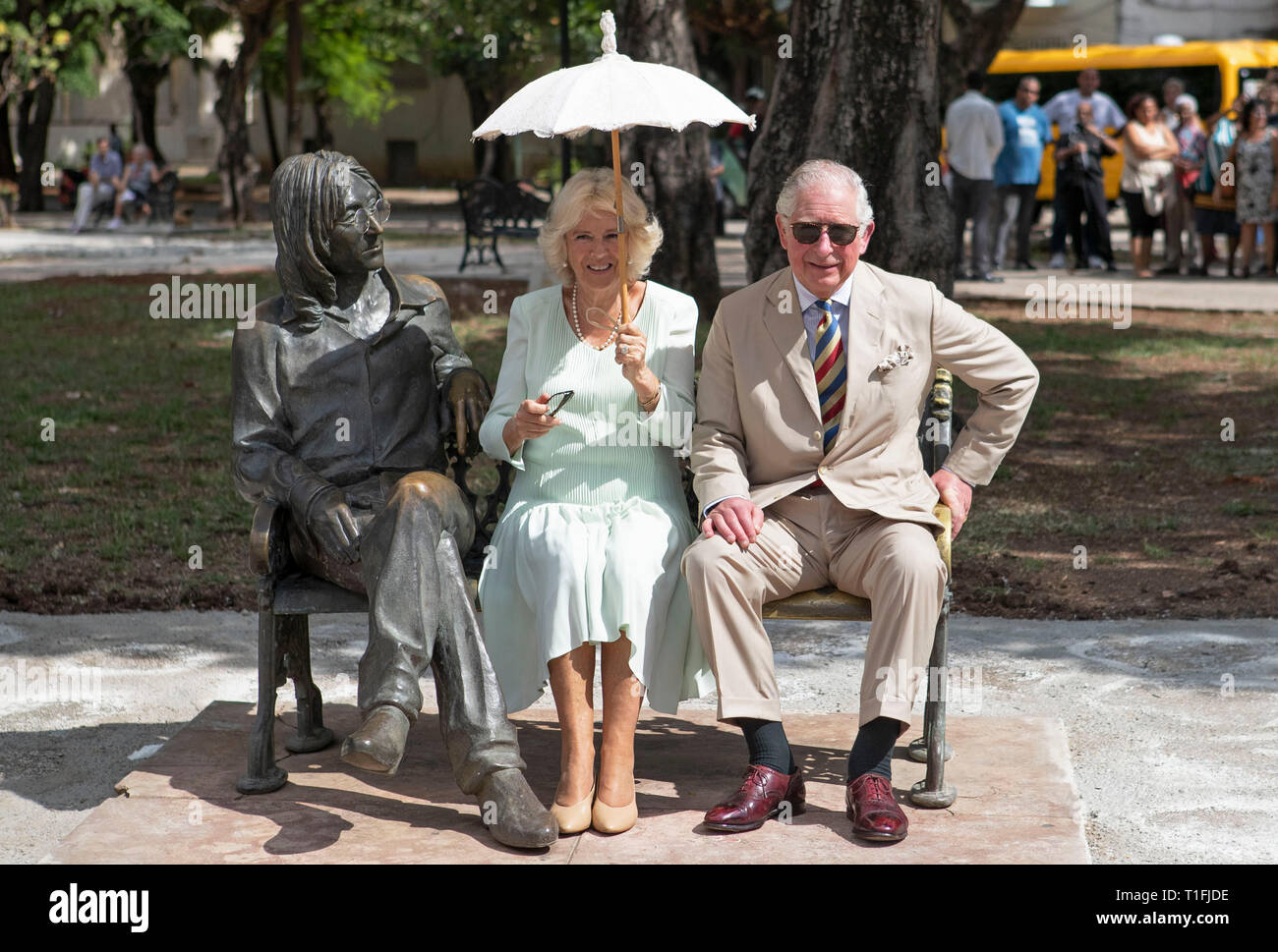 Il Principe di Galles e la duchessa di Cornovaglia sedersi sul John Lennon memorial banco in John Lennon Square a l'Avana, Cuba, come parte di un viaggio storico che celebra i legami culturali tra il Regno Unito e la stato comunista. Foto Stock