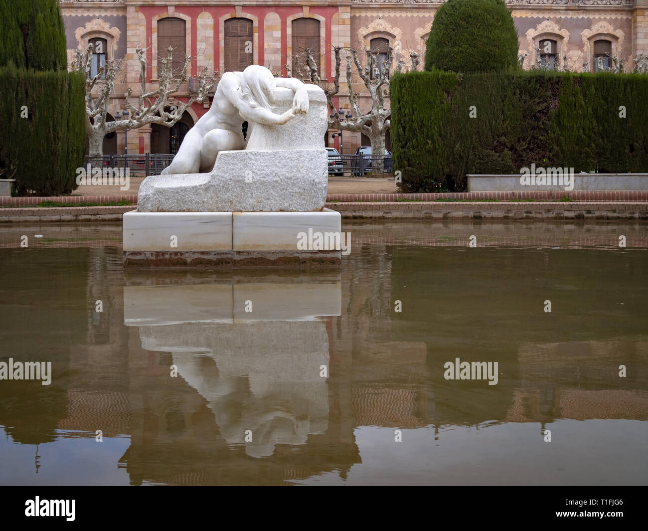 Replica della desolazione 1907 scultura di Josep Llimona davanti al Parlamento della Catalogna nel Parc de la Ciutadella, Barcellona, Span Foto Stock