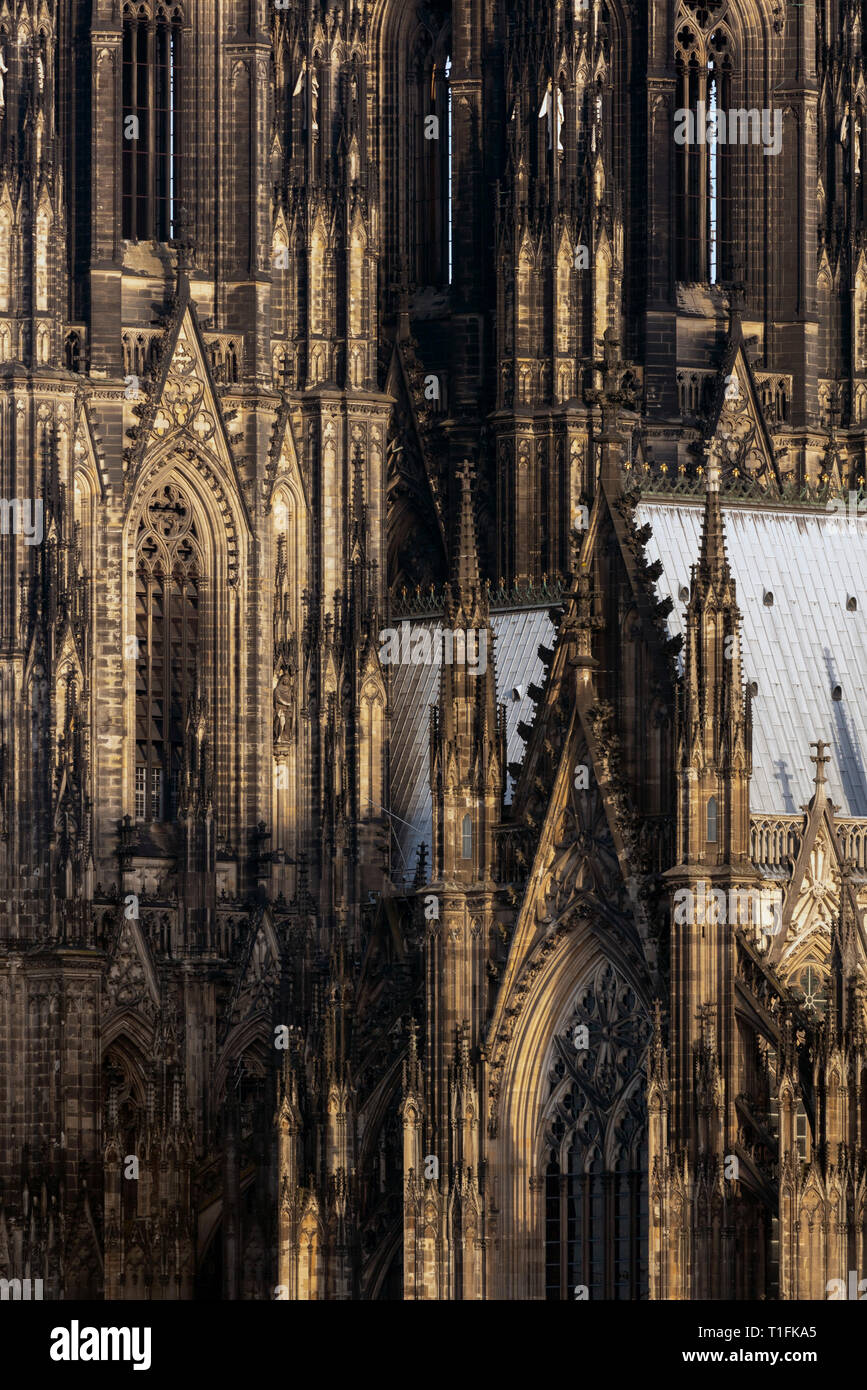 Köln, Blick von der rechten Rheinseite auf den Dom, dettaglio Querhaus und Türme Foto Stock