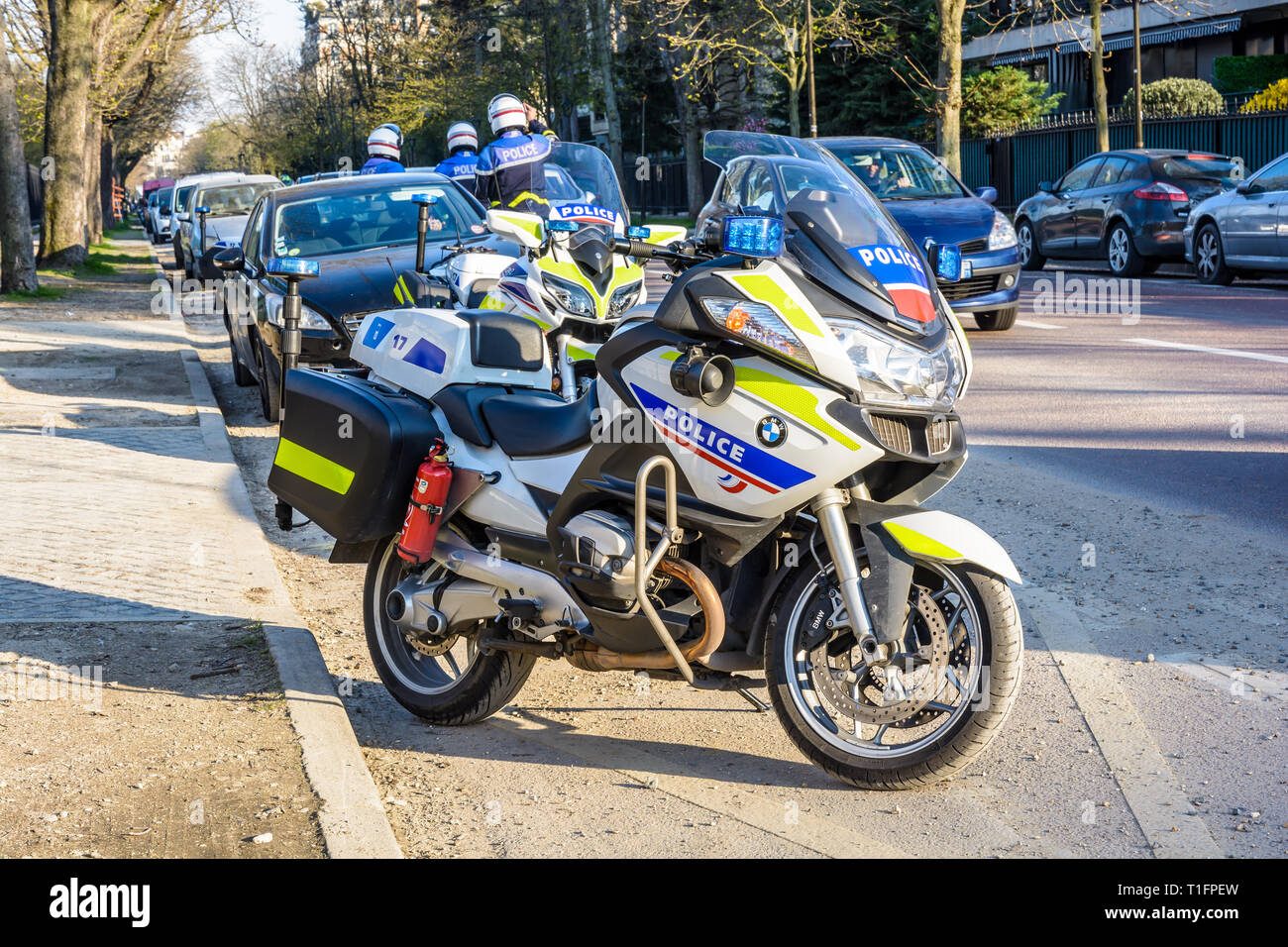 Francese motociclo gli ufficiali di polizia hanno parcheggiato la loro moto sul lato della strada e smontato per guardare il traffico e il comportamento dei driver. Foto Stock