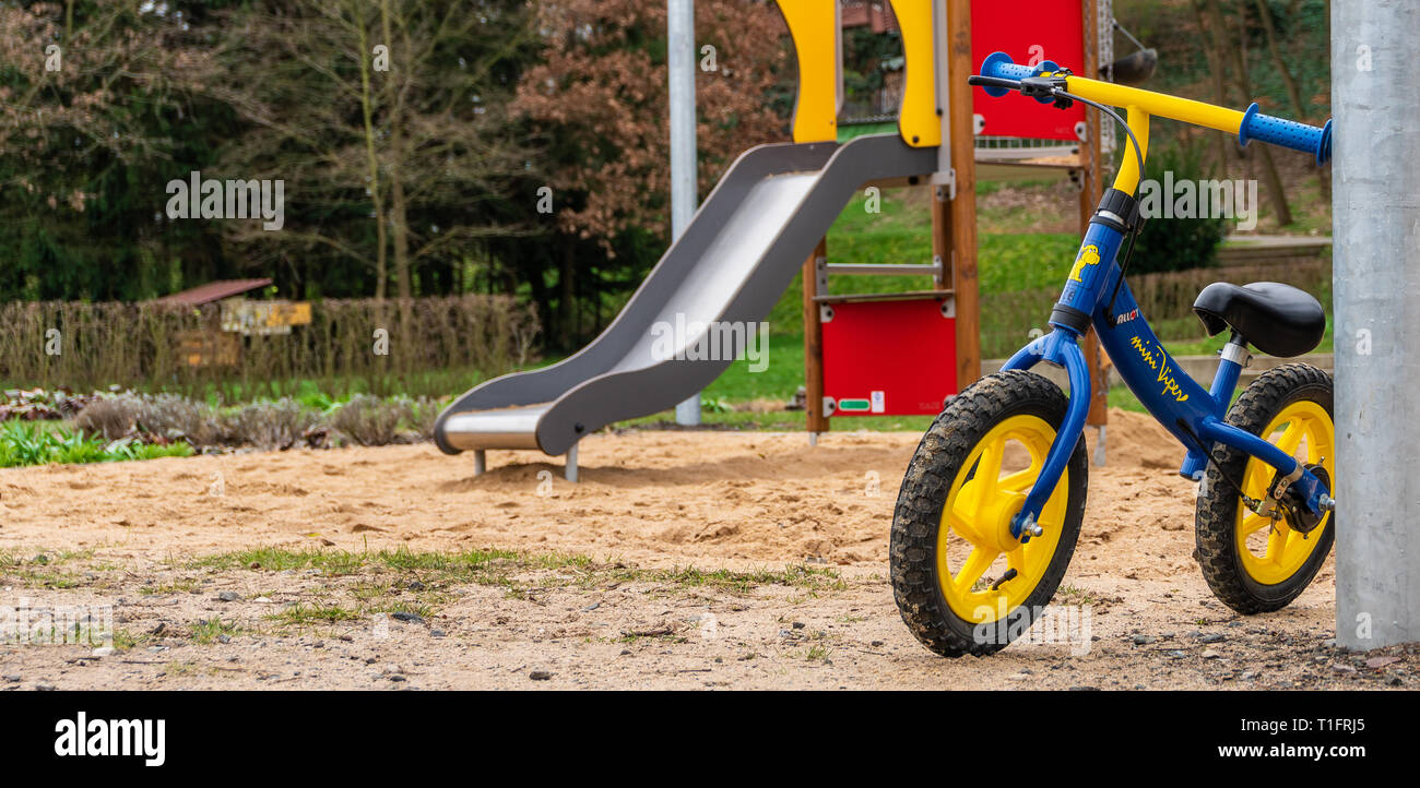 Kids bike parcheggiata su un parco giochi. Foto Stock