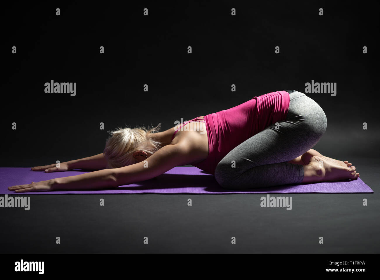Donna esercizio pilates. Bambino pone yoga. Foto Stock