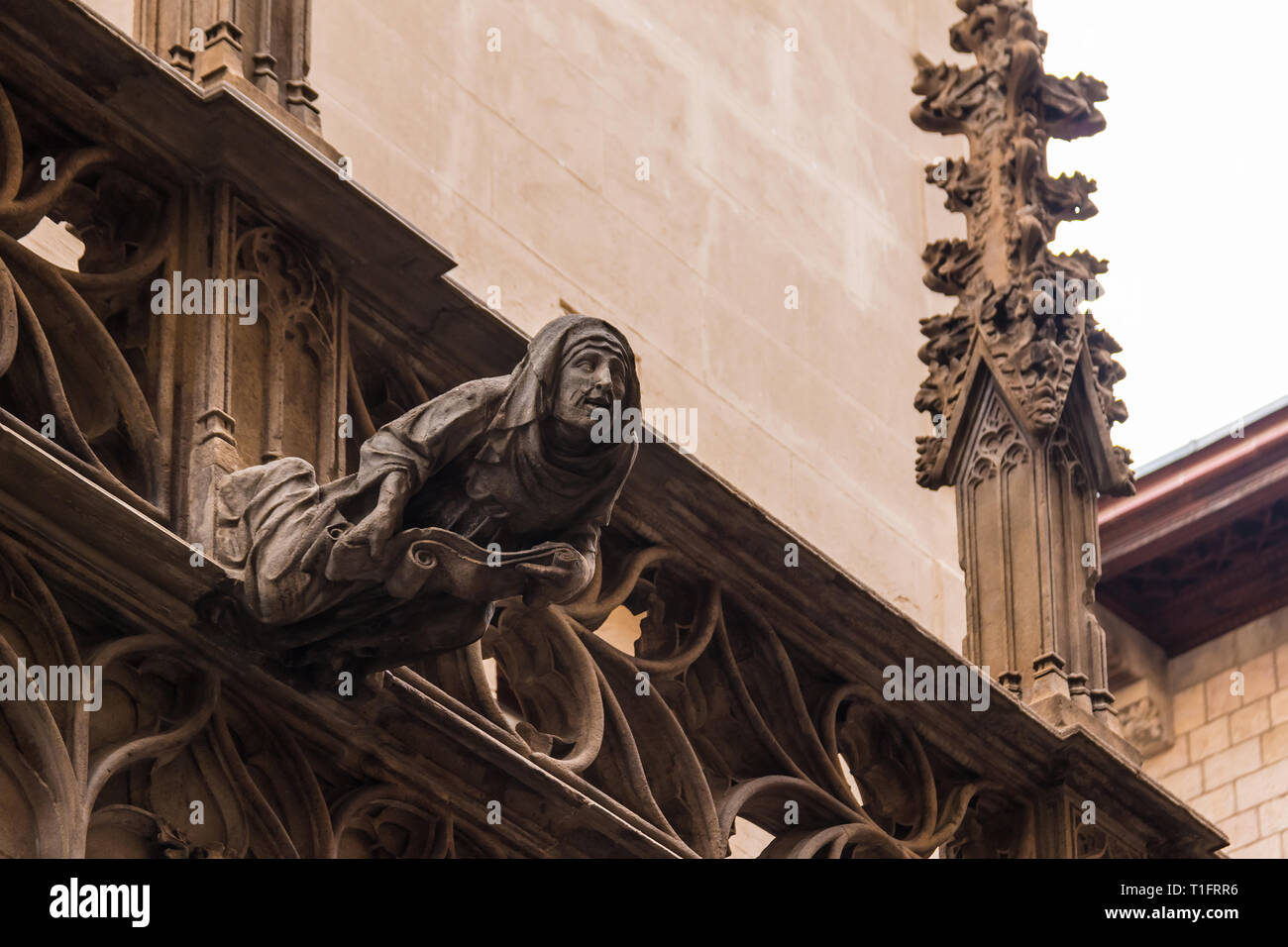 A basso angolo di visione della scultura sulla parete nel Quartiere Gotico closeup, Barcellona, Spagna Foto Stock