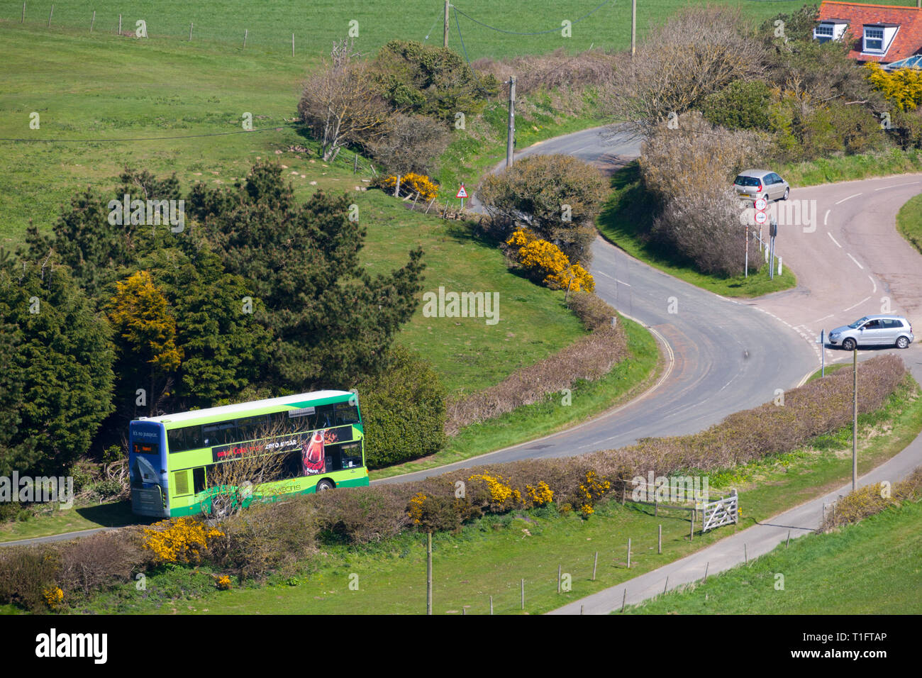 Rural,bus,rotta,percorsi,Road,public,trasporto,sovvenzionata, sovvenzionato,isolamento,comunicazione,negozi,shopping, allume Bay,Isle of Wight, England, Regno Unito Foto Stock