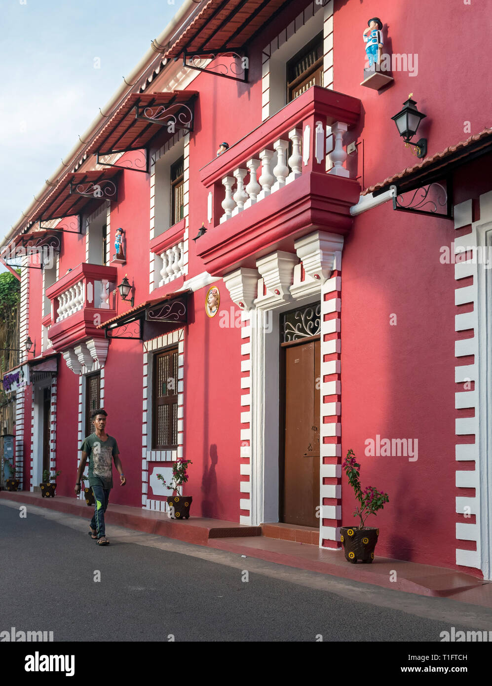 Red casa coloniale nel vecchio Quartiere Latino Fontainhas (Panaji), Panjim, Goa, India Foto Stock
