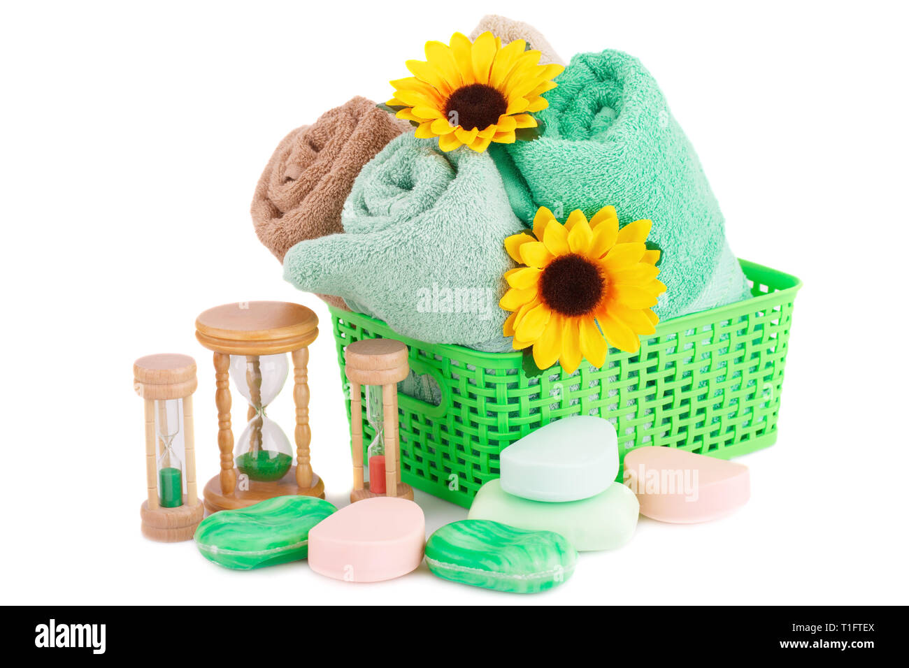 Spa con asciugamani, sandglasses, saponette e fiori isolati su sfondo bianco. Foto Stock