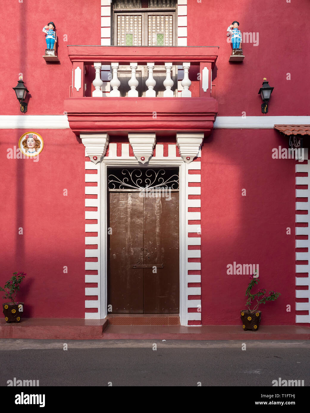 Red casa coloniale nel vecchio Quartiere Latino Fontainhas (Panaji), Panjim, Goa, India Foto Stock