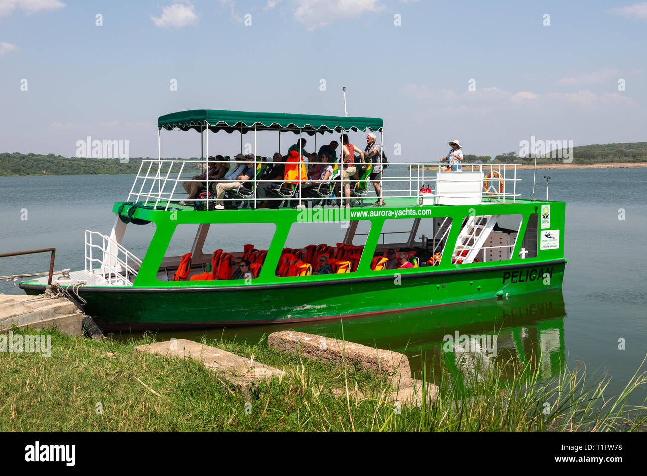 Imbarcazione turistica circa per impostare off lungo il canale Kazinga entro il Queen Elizabeth National Park, Sud ovest dell Uganda, Africa orientale Foto Stock