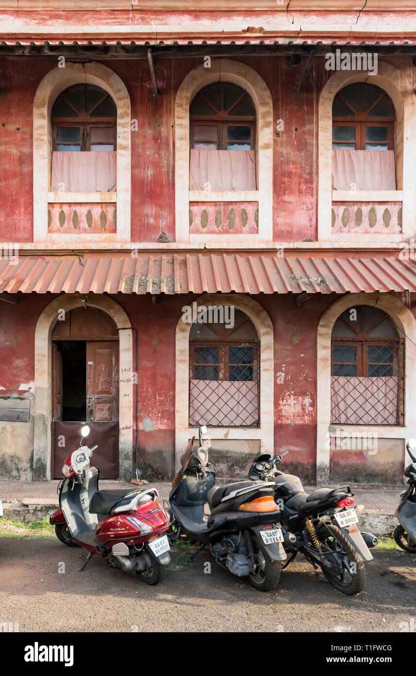 Moto nella parte anteriore di una vecchia casa in Fontainhas, Panaji (Panjim), Goa, India Foto Stock