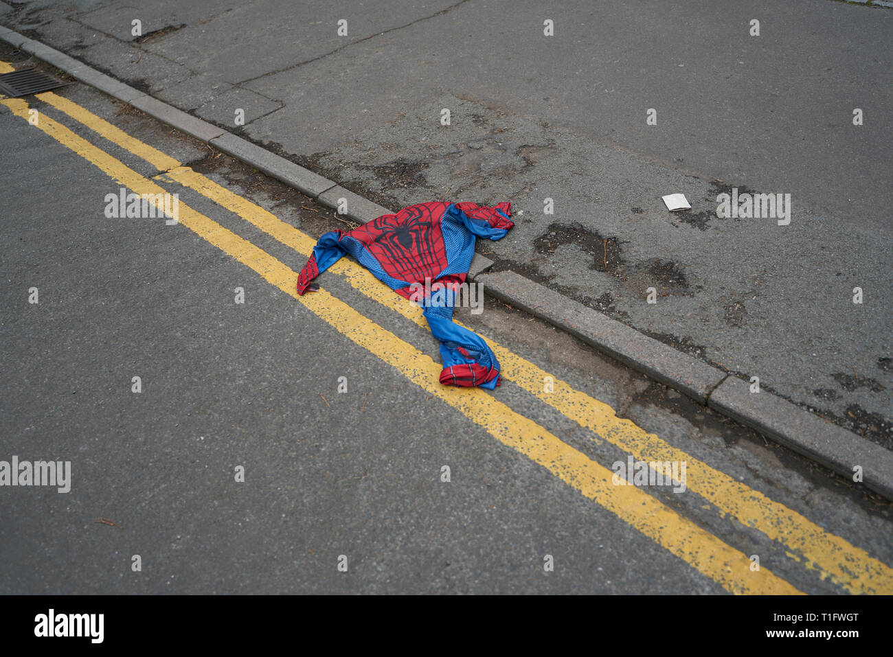 Spiderman Costume abbandonati sulla strada Foto Stock