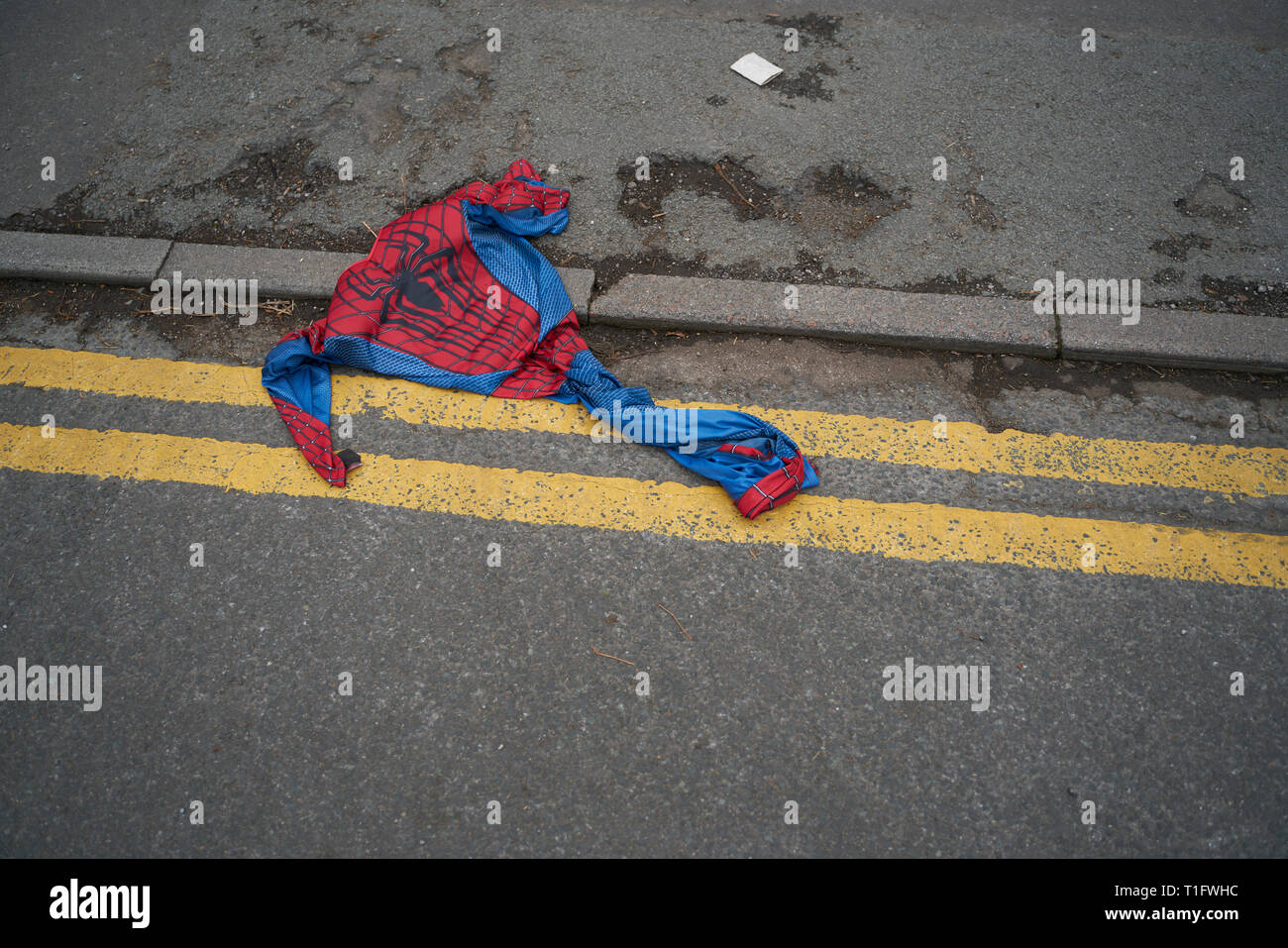 Spiderman Costume abbandonati sulla strada Foto Stock