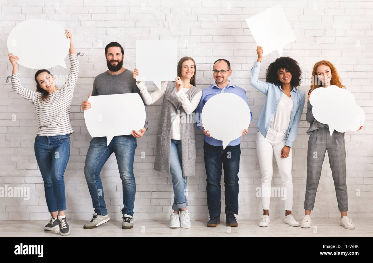 Persone carryng discorso bolla icone in studio Foto Stock