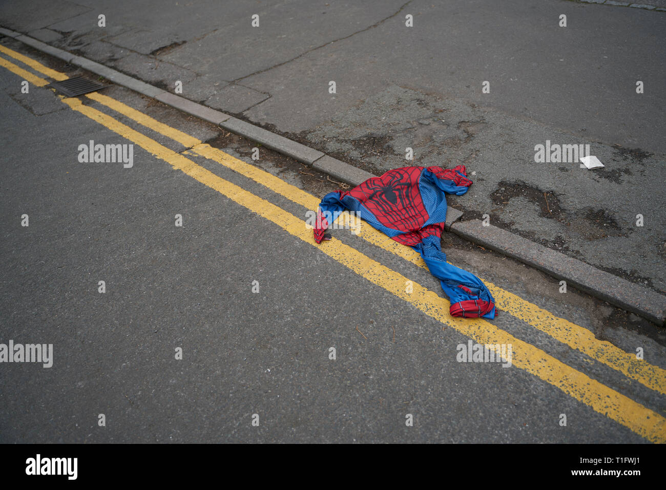 Spiderman Costume abbandonati sulla strada Foto Stock